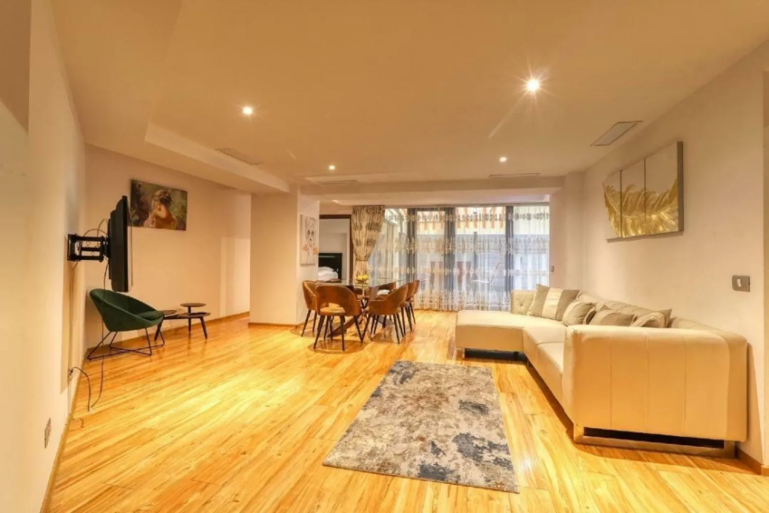 Apartament de lux cu 4 camere , lângă Parcul Herăstrău - Experimentaţi luxul suprem în această proprietate spectaculoasă, cu 4 camere spaţioase, 3 băi moderne şi un dressing elegant, întinsă pe o suprafaţă generoasă de 150 mÂ˛, la doar 5 minute de Parcul Herăstrău. Combinând rafinamentul unui design interior de excepţie cu cele mai înalte standarde de confort, acest apartament este o adevărată oază de stil şi relaxare. Vă veţi bucura de o terasă privată impresionantă de 60 mÂ˛, accesibilă din fiecare dormitor, oferindu-vă un spaţiu exclusiv şi intim.

Situată într-o zonă de elită, proprietatea vă oferă nu doar acces facil la Parcul Herăstrău, ci şi la cele mai selecte restaurante, atracţii premium şi o viaţă urbană la cele mai înalte standarde. În complex, beneficiaţi de securitate non-stop şi facilităţi de top, precum restaurante, saloane de coafură, o sală de fitness ultramodernă şi o piscină destinată tuturor vârstelor. În plus, cele mai prestigioase şcoli private sunt situate în imediata apropiere.

Din cauza restricţiilor privind numărul de imagini, nu am putut publica toate fotografiile proprietăţii. Pentru detalii suplimentare şi o experienţă completă, vă invit să mă contactaţi direct la numărul . Această oportunitate rară este exact ce căutaţi pentru un stil de viaţă exclusivist!