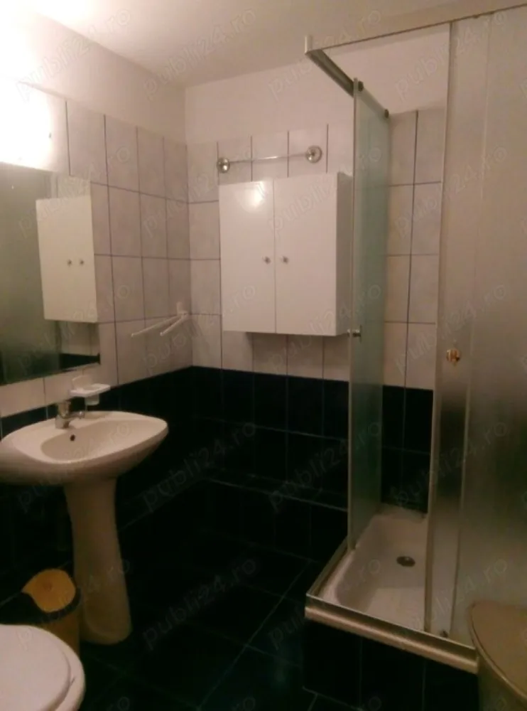 Ap. 2 cam. de inchiriat 54 mp Et.2 Ion Mihalache colt cu Turda - Agentia Europa inchiriaza un apartament 2 camere cu o suprafata de 54 mp , luminos si linistit Ion Mihalache ( 1 Mai) colt cu Turda.
 Apartamentul este situat intr- o zona de interes, cu multe facilitati datorita pozitiei, la 8 minute de parcul Herastrau si 5 minute de Piata Victoriei, cu acces facil la transportul public (tramvaie 41,45, 24 autobuze 3 ), la piete, magazine, banci, scoli, centre comerciale.
Apartamentul este recent zugravit, beneficiaza de lumina naturala pe tot parcursul zilei, este semidecomandat, are suprafata totala de 54 mp, este situat la etajul 2 /10, cu vedere spre spatele blocului, iar intretinerea este rezonabila.
 Blocul are structura de beton , este reabilitat, linistit si curat.
Este bine structurat, cu spatiul folosit in mod optim, fiind compus din compus din living, dormitor, bucatarie, baie, 2 holuri, balcon. 
Apartamentul este complet mobilat . . Multe spatii de depozitare, fiind dotat cu frigider, aragaz, masina de spalat, doua aparate aer conditionat. 
Apartamentul este potrivit pentru o familie care lucreaza in zona sau in Piata Victoriei, in zona Expozitiei, in centru.