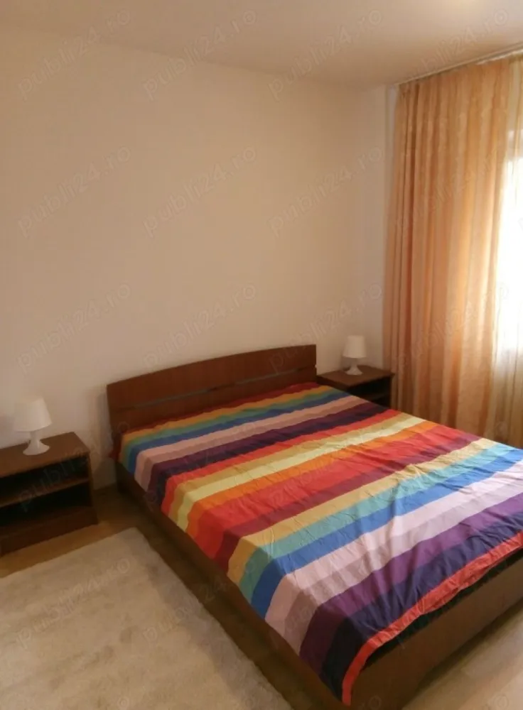 Ap. 2 cam. de inchiriat 54 mp Et.2 Ion Mihalache colt cu Turda - Agentia Europa inchiriaza un apartament 2 camere cu o suprafata de 54 mp , luminos si linistit Ion Mihalache ( 1 Mai) colt cu Turda.
 Apartamentul este situat intr- o zona de interes, cu multe facilitati datorita pozitiei, la 8 minute de parcul Herastrau si 5 minute de Piata Victoriei, cu acces facil la transportul public (tramvaie 41,45, 24 autobuze 3 ), la piete, magazine, banci, scoli, centre comerciale.
Apartamentul este recent zugravit, beneficiaza de lumina naturala pe tot parcursul zilei, este semidecomandat, are suprafata totala de 54 mp, este situat la etajul 2 /10, cu vedere spre spatele blocului, iar intretinerea este rezonabila.
 Blocul are structura de beton , este reabilitat, linistit si curat.
Este bine structurat, cu spatiul folosit in mod optim, fiind compus din compus din living, dormitor, bucatarie, baie, 2 holuri, balcon. 
Apartamentul este complet mobilat . . Multe spatii de depozitare, fiind dotat cu frigider, aragaz, masina de spalat, doua aparate aer conditionat. 
Apartamentul este potrivit pentru o familie care lucreaza in zona sau in Piata Victoriei, in zona Expozitiei, in centru.