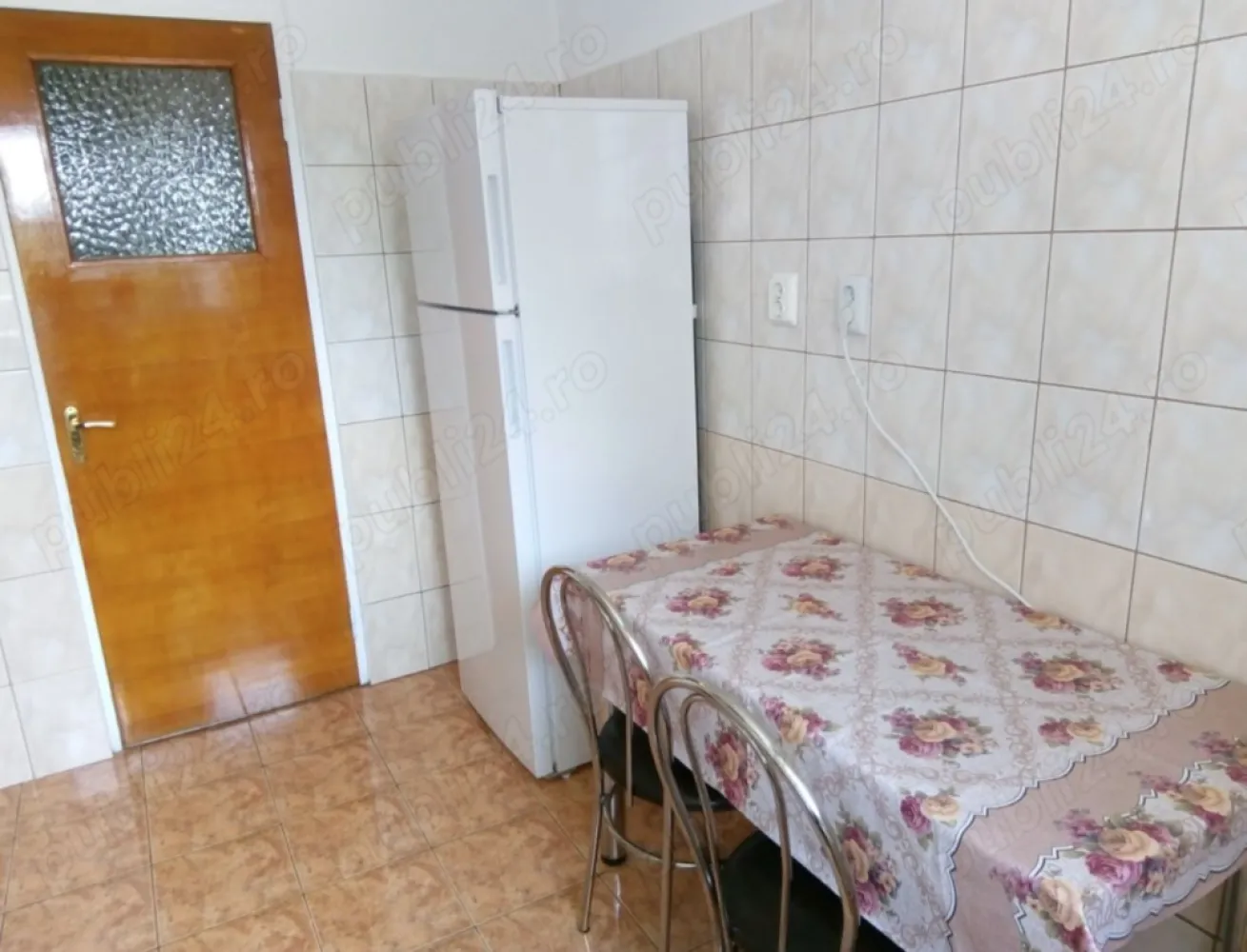 Ap. 2 cam. de inchiriat 54 mp Et.2 Ion Mihalache colt cu Turda - Agentia Europa inchiriaza un apartament 2 camere cu o suprafata de 54 mp , luminos si linistit Ion Mihalache ( 1 Mai) colt cu Turda.
 Apartamentul este situat intr- o zona de interes, cu multe facilitati datorita pozitiei, la 8 minute de parcul Herastrau si 5 minute de Piata Victoriei, cu acces facil la transportul public (tramvaie 41,45, 24 autobuze 3 ), la piete, magazine, banci, scoli, centre comerciale.
Apartamentul este recent zugravit, beneficiaza de lumina naturala pe tot parcursul zilei, este semidecomandat, are suprafata totala de 54 mp, este situat la etajul 2 /10, cu vedere spre spatele blocului, iar intretinerea este rezonabila.
 Blocul are structura de beton , este reabilitat, linistit si curat.
Este bine structurat, cu spatiul folosit in mod optim, fiind compus din compus din living, dormitor, bucatarie, baie, 2 holuri, balcon. 
Apartamentul este complet mobilat . . Multe spatii de depozitare, fiind dotat cu frigider, aragaz, masina de spalat, doua aparate aer conditionat. 
Apartamentul este potrivit pentru o familie care lucreaza in zona sau in Piata Victoriei, in zona Expozitiei, in centru.