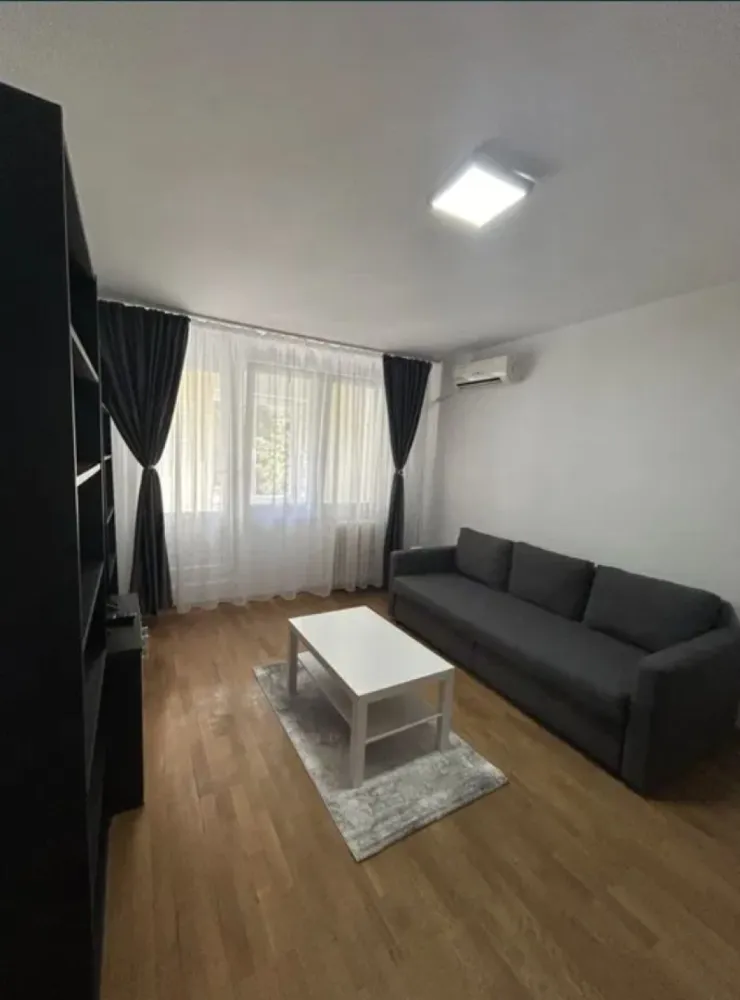 Ap. 2 cam. de inchiriat , 60 mp Et. 3/10 Parc Tineretului - Agentia Europa inchiriaza un apartament de 2 camere cu o suprafata de 60 mp care se afla in Zona Tineretului , la o distanta de 1 minut de STB si la 5 minute de mers pe jos pe Bulevardul Tineretului de metrou.
Este proaspat renovat, la prima inchiriere de la renovare, blocul este construit dupa 1980.
Apartamentul se afla la etajul 3/10, cu lift, detine balcon, centrala, masina de spalat, televizor, frigider, aer conditionat.
Vizionarile se pot face in fiecare 
Se poate parca in jurul blocului.
