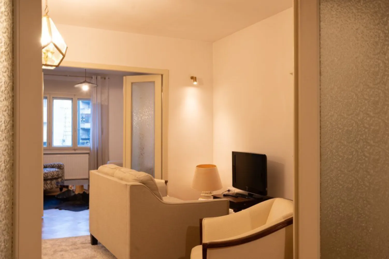 Apartament 3 camere ultracentral - NU COLABORAM CU AGENTII

Apartament 3 camere situat pe Calea Dorobanti, intre Perla si ASE, complet mobilat si utilat, centrala proprie, doua bai, 140mp utili, balcon interior, PARTER.
Poate fi eliberat complet pentru spatiu de birouri.
Pret negociabil. Detalii extra in privat.