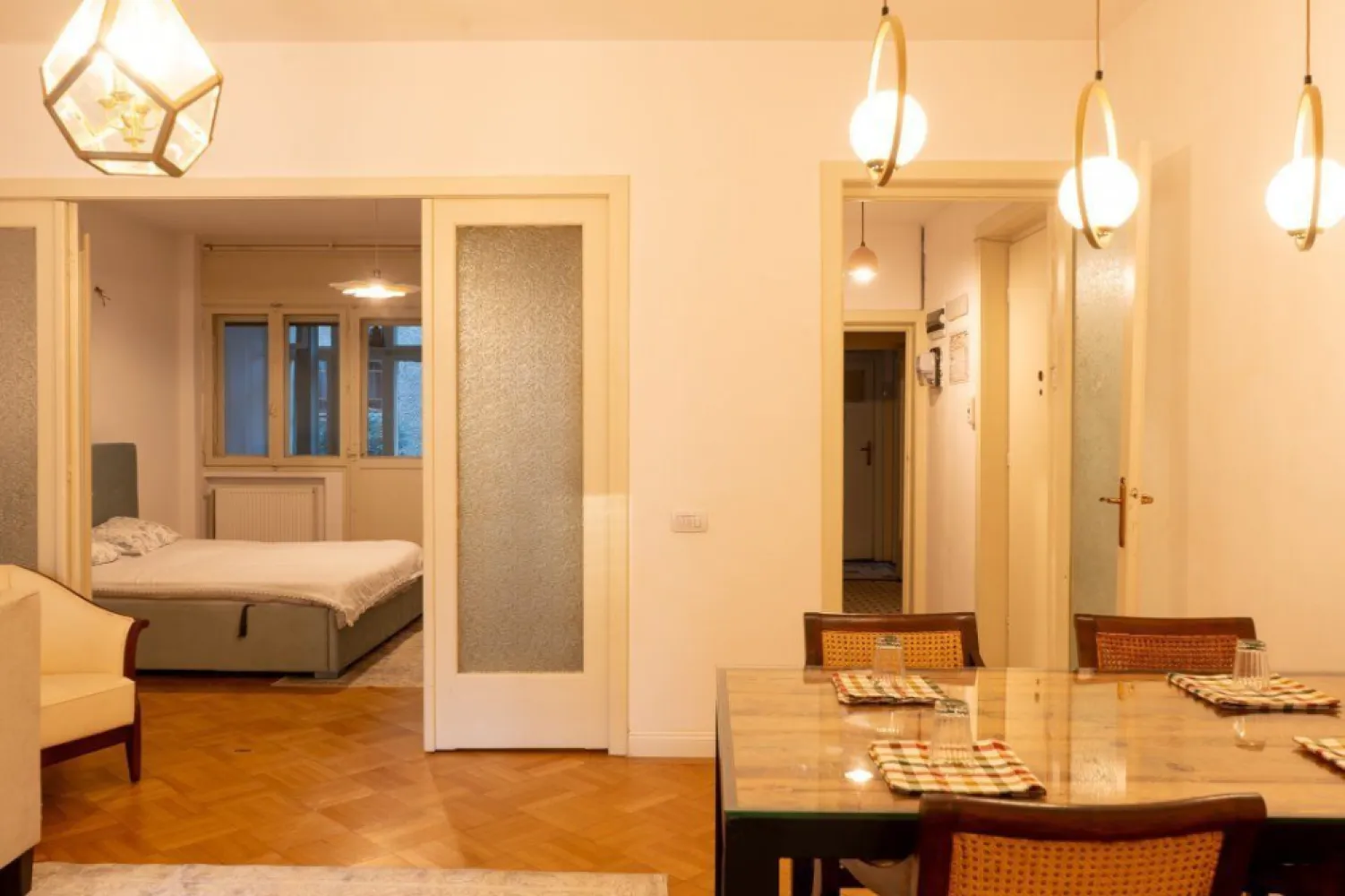 Apartament 3 camere ultracentral - NU COLABORAM CU AGENTII

Apartament 3 camere situat pe Calea Dorobanti, intre Perla si ASE, complet mobilat si utilat, centrala proprie, doua bai, 140mp utili, balcon interior, PARTER.
Poate fi eliberat complet pentru spatiu de birouri.
Pret negociabil. Detalii extra in privat.