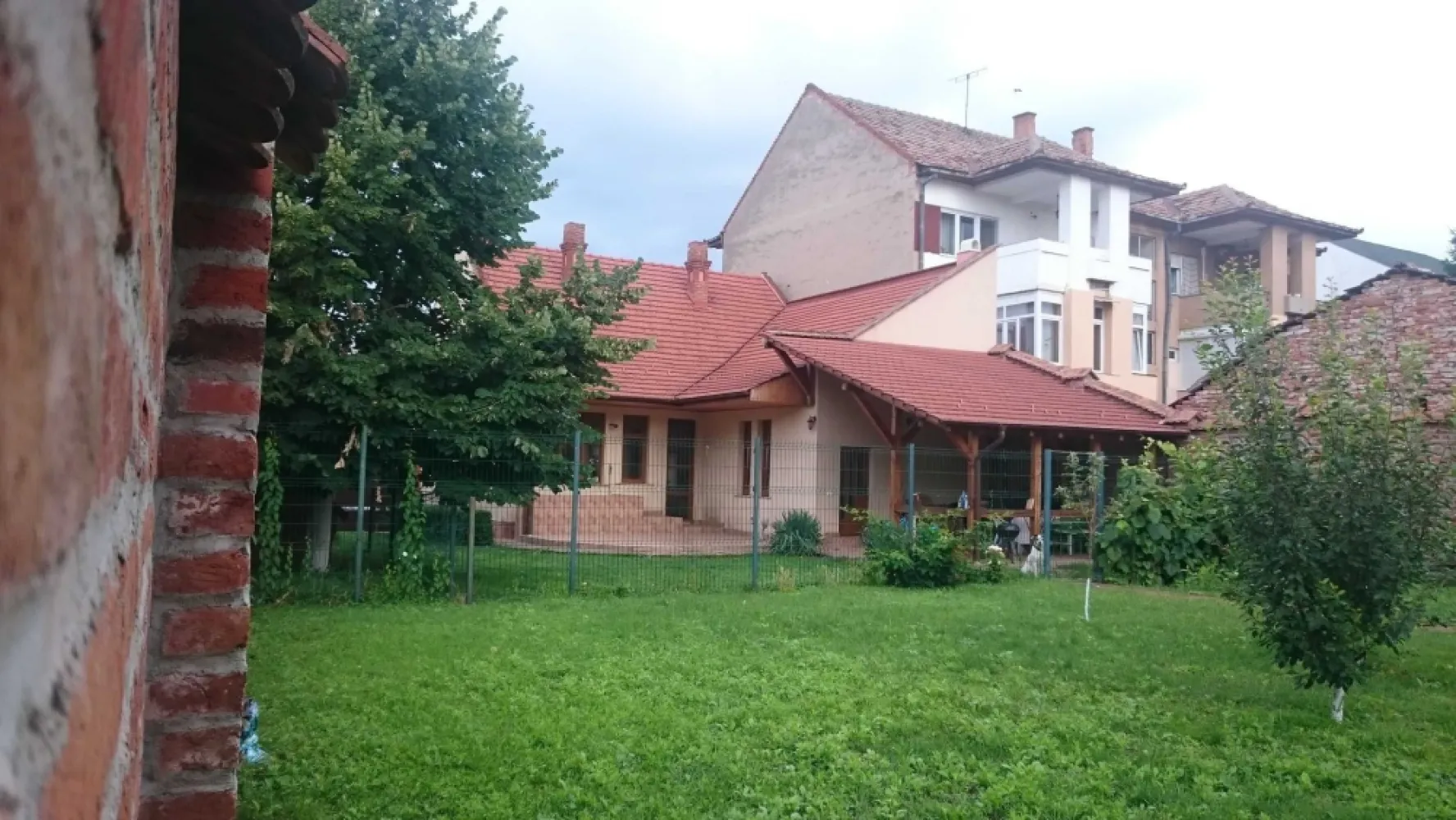 BRASADAS vinde casa in zona CENTRALA. - Agenția imobiliara BRASADAS vinde casa cu curte mare, situata in zona CENTRALA.
Casa se vinde fara intermediari si ofera conditii de mansardare si extindere a suprafetei locuibile.
Casa a fost renovata complet in anul 2011.
Poate fi folosita pentru cabinete medicale, de avocatura, de contabilitate, consultanta, birouri si alte asemenea.

Pentru mai multe oferte accesați www.brasadas.com.