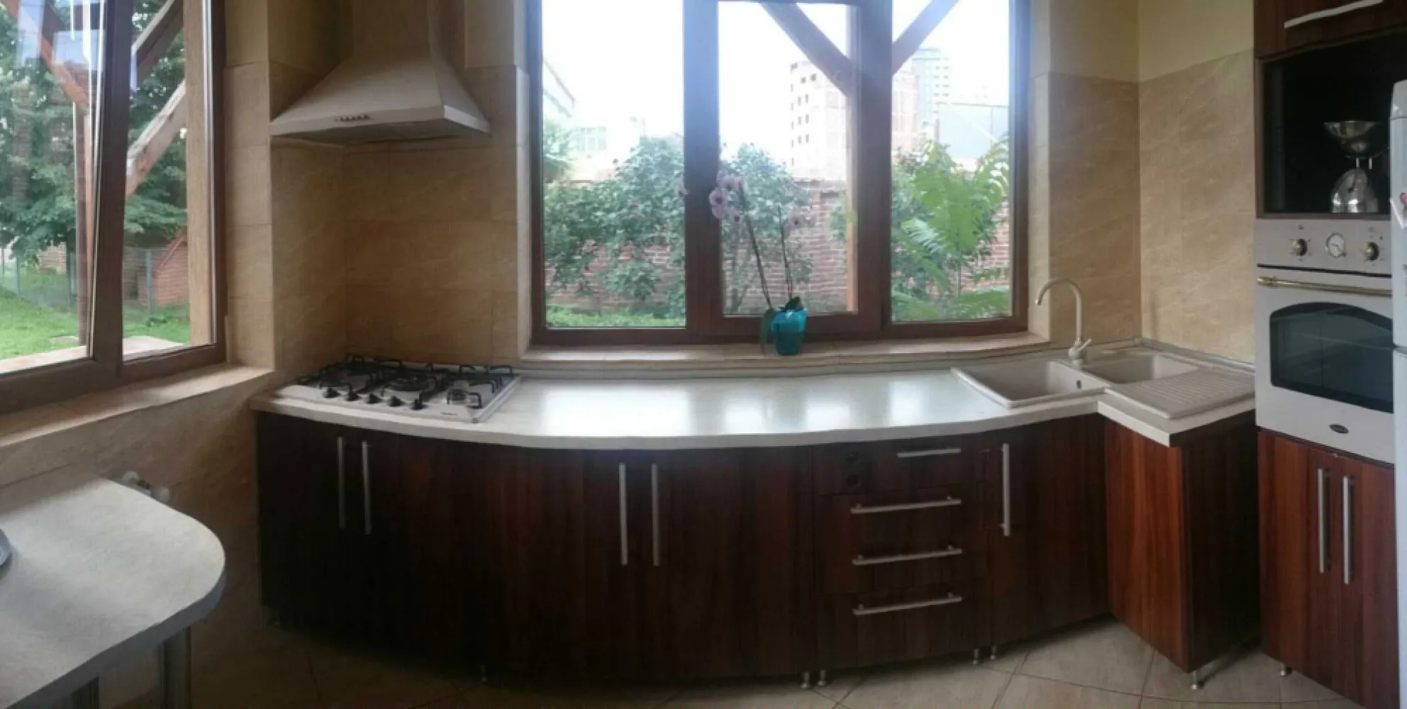 BRASADAS vinde casa in zona CENTRALA. - Agenția imobiliara BRASADAS vinde casa cu curte mare, situata in zona CENTRALA.
Casa se vinde fara intermediari si ofera conditii de mansardare si extindere a suprafetei locuibile.
Casa a fost renovata complet in anul 2011.
Poate fi folosita pentru cabinete medicale, de avocatura, de contabilitate, consultanta, birouri si alte asemenea.

Pentru mai multe oferte accesați www.brasadas.com.