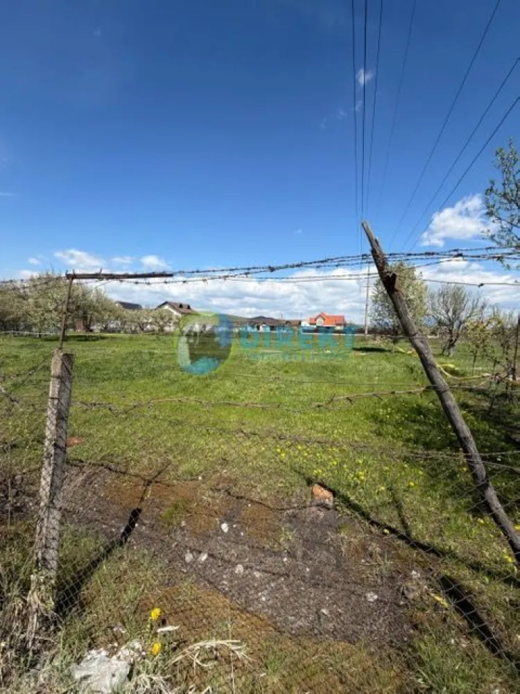 Teren intravilan , zona Unirea - Agentia Direkt Imobiliare propune spre vanzare teren intravilan .

Localizare : zona Unirea

Suprafata ; 1100 mp

Deschidere la drumul de acces : 25.67 ml

Utilitati ; curent electric , gaz, canalizare

Avantaje : Acces rapid din DN , drum de acces 9 m .

Vecinatati : case de locuit , zona Rezidentiala

Forma : Dreptunghiulara fara inclinatie , ingradit cu gard de sarma .

Acte : Certificat de urbanism disponibil , intabulat .