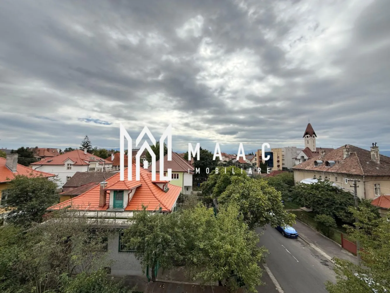 Penthouse 4 camere | 2 bai | Decomandat | Balcon | Sub Arini - MAAC Imobiliare propune atentiei dumneavoastra un apartament cu 4 camere elegant, complet mobilat si utilat, amplasat in zona Sub Arini - Strand.

Locuinta este situata la etajul 2 al unei cladiri de tip casa, cu regim de inaltime P+2 fiind alcatuita din 4 incaperi spatioase si luminoase, bucatarie, camara, 2 bai cu geam de aerisire, debara, hol si balcon.

Finisaje de calitate buna, ambient placut.

Privelistea este deosebita.

Se percepe o chirie in avans si garantie in cuantumul unei chirii lunare.

Se inchiriaza pe o perioada de minim 12 luni. 

Amplasamentul imobilului este avantajul cel mai de pret, aflandu-se la cateva minute de mers pe jos de parcul Sub Arini.

Pentru mai multe detalii, va rugam, specificati telefonic ID: CP2739199