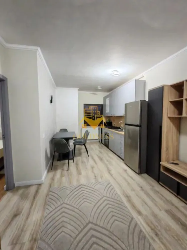 2 Camere Open space, Parcare, Intre lacuri, Iulius Mall, FSEGA,Dunarii - GOLDNESS Imobiliare vă propune spre închiriere un apartament cu 2 camere complet mobilat și utilat, la etajul 1 într-un imobil de 3 etaje, în Cartierul Intre lacuri.
Parcare inclusa!
Se află în apropierea stațiilor de transport în comun, magazine, restaurante, spații verzi, farmacii, etc. 

Apartamentul este compartimentat astfel:
 - dormitor cu pat matrimonial, dressing, noptiere
 - living cu bucatarie open space complet utilată și mobilată, canapea extensibilă, loc de servit masa 
 - baie cu cada, calorifer port prosop și dulap pentru depozitare.
 -balcon 5 mp.

Imobilul este dotat cu toate cele necesare- centrală proprie, frigider, aragaz, hotă, mașină de spălat haine, etc. 

Dacă sunteți interesați de acest apartament și doriți să îl vizionați, dar și pentru alte oferte nu ezitați să ne contactați telefonic sau prin e-mail. Vă stăm la dispoziție!
Pentru intermediere se percepe un comision de 50% din prețul chiriei!