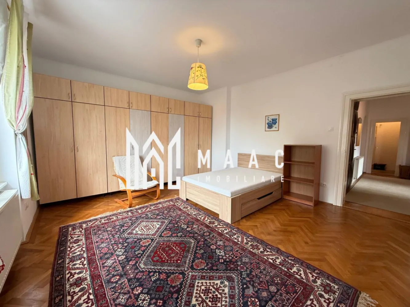 Penthouse 4 camere | 2 bai | Decomandat | Balcon | Sub Arini - MAAC Imobiliare propune atentiei dumneavoastra un apartament cu 4 camere elegant, complet mobilat si utilat, amplasat in zona Sub Arini - Strand.

Locuinta este situata la etajul 2 al unei cladiri de tip casa, cu regim de inaltime P+2 fiind alcatuita din 4 incaperi spatioase si luminoase, bucatarie, camara, 2 bai cu geam de aerisire, debara, hol si balcon.

Finisaje de calitate buna, ambient placut.

Privelistea este deosebita.

Se percepe o chirie in avans si garantie in cuantumul unei chirii lunare.

Se inchiriaza pe o perioada de minim 12 luni. 

Amplasamentul imobilului este avantajul cel mai de pret, aflandu-se la cateva minute de mers pe jos de parcul Sub Arini.

Pentru mai multe detalii, va rugam, specificati telefonic ID: CP2739199