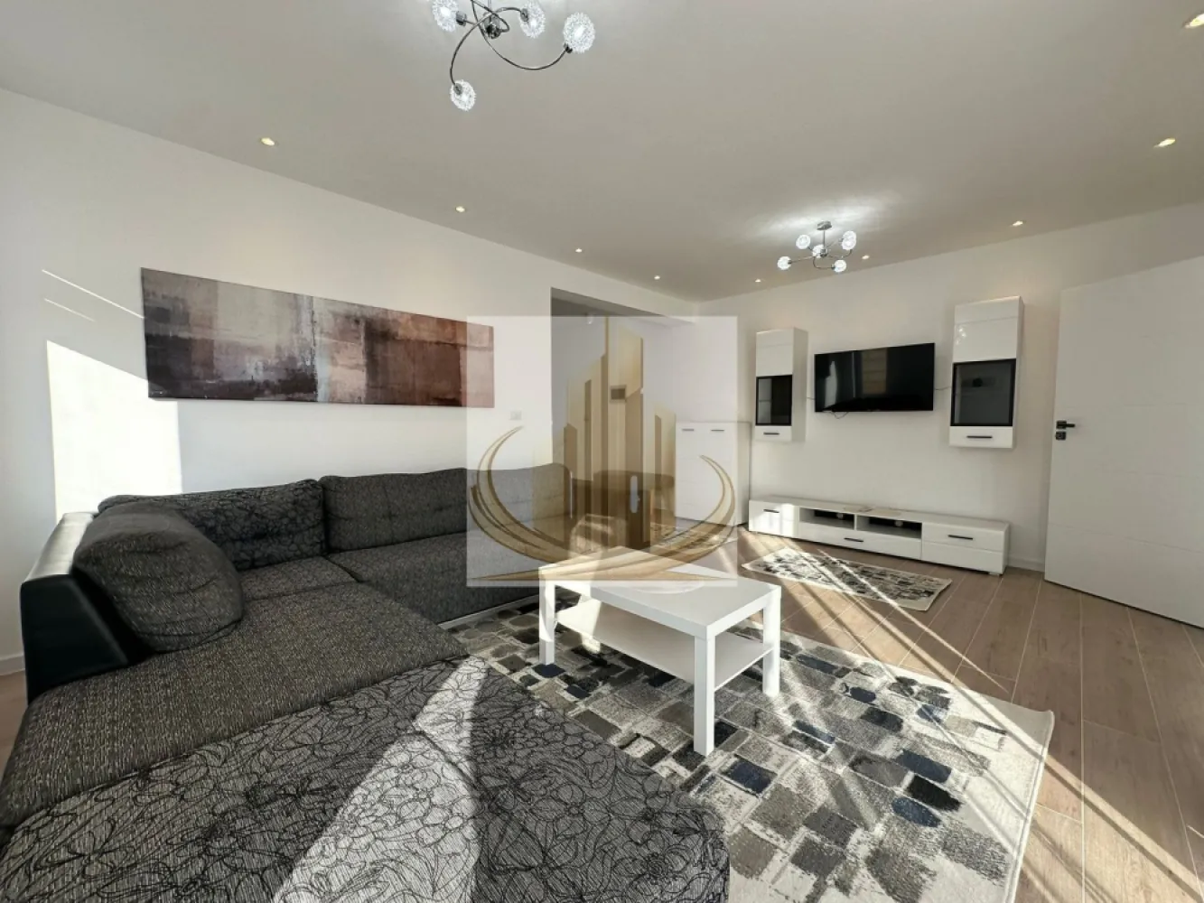 Apartament 3 camere, prima închiriere, 95 mp – terasă mare, Dumbravita - Grand Mobilis Imobiliare vă propune spre închiriere un apartament spațios și elegant, cu 3 camere decomandate, situat la etajul 1 al unei vile, în Dumbrăvița, într-o zonă liniștită și bine conectată.

Cu o suprafață utilă de 95 mp și o terasă de aproximativ 12 mp, proprietatea oferă un echilibru ideal între confort, funcționalitate și intimitate.

Apartamentul se află la prima închiriere, fiind complet renovat recent, cu finisaje moderne și atenție deosebită la detalii.

Compartimentare eficientă:

living generos și luminos
bucătărie închisă, practică
2 dormitoare (unul amenajat ca birou – ideal pentru work from home)
2 băi
terasă spațioasă (~12 mp), perfectă pentru relaxare

Dotări și avantaje:

centrală termică proprie
încălzire în pardoseală
spații bine optimizate și luminoase
imobil tip vilă – intimitate și confort sporit

Localizare:
Situat într-o zonă liniștită din Dumbrăvița, apartamentul beneficiază de acces rapid către oraș și principalele artere de circulație. În imediata apropiere se regăsesc magazine, farmacii, restaurante, cafenele și alte puncte de interes.

Ideal pentru un cuplu sau pentru persoane care își doresc un spațiu modern, generos și bine poziționat.

Pentru mai multe detalii și programarea unei vizionări, echipa Grand Mobilis Imobiliare vă stă la dispoziție.
ID Intern: CP3029133