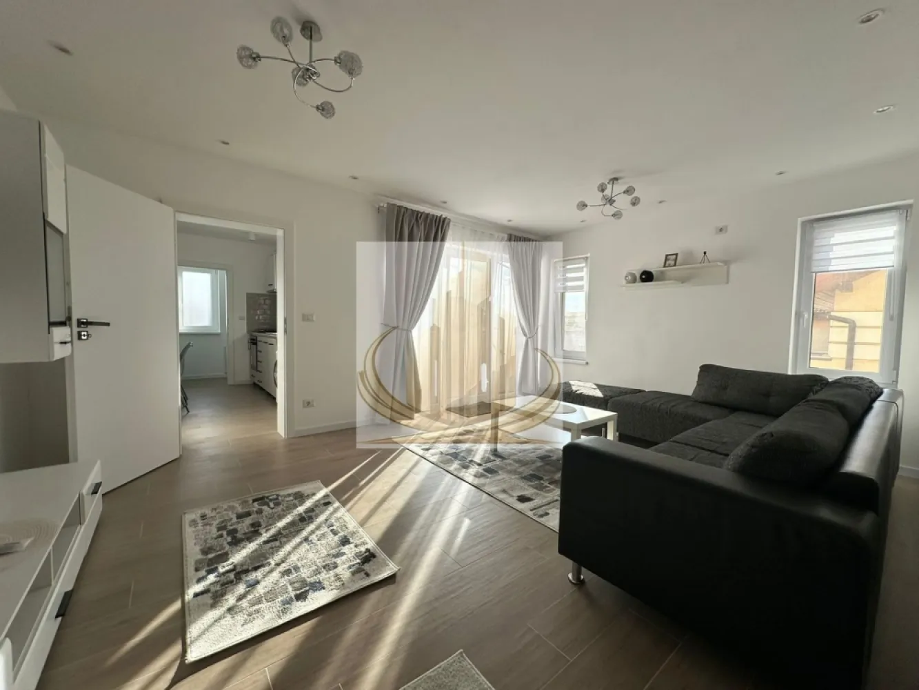 Apartament 3 camere, prima închiriere, 95 mp – terasă mare, Dumbravita - Grand Mobilis Imobiliare vă propune spre închiriere un apartament spațios și elegant, cu 3 camere decomandate, situat la etajul 1 al unei vile, în Dumbrăvița, într-o zonă liniștită și bine conectată.

Cu o suprafață utilă de 95 mp și o terasă de aproximativ 12 mp, proprietatea oferă un echilibru ideal între confort, funcționalitate și intimitate.

Apartamentul se află la prima închiriere, fiind complet renovat recent, cu finisaje moderne și atenție deosebită la detalii.

Compartimentare eficientă:

living generos și luminos
bucătărie închisă, practică
2 dormitoare (unul amenajat ca birou – ideal pentru work from home)
2 băi
terasă spațioasă (~12 mp), perfectă pentru relaxare

Dotări și avantaje:

centrală termică proprie
încălzire în pardoseală
spații bine optimizate și luminoase
imobil tip vilă – intimitate și confort sporit

Localizare:
Situat într-o zonă liniștită din Dumbrăvița, apartamentul beneficiază de acces rapid către oraș și principalele artere de circulație. În imediata apropiere se regăsesc magazine, farmacii, restaurante, cafenele și alte puncte de interes.

Ideal pentru un cuplu sau pentru persoane care își doresc un spațiu modern, generos și bine poziționat.

Pentru mai multe detalii și programarea unei vizionări, echipa Grand Mobilis Imobiliare vă stă la dispoziție.
ID Intern: CP3029133