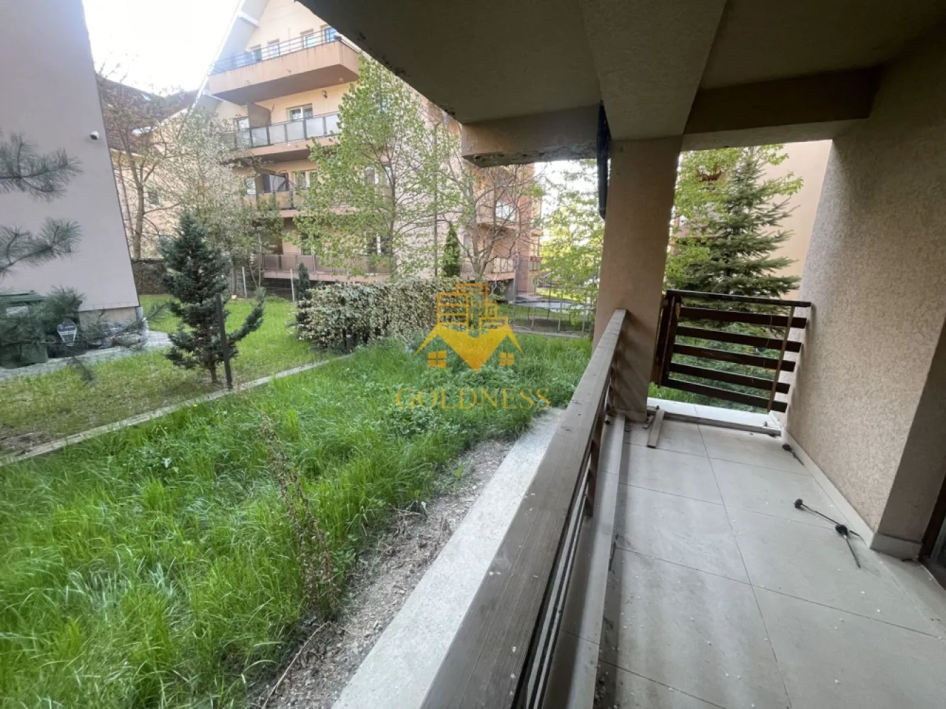 2 camere openspace,modern, curte, Manastur, Campului, Kaufland,USAMV - GOLDNESS Imobiliare vă propune spre închiriere un apartament cu 2 camere complet mobilat și utilat, la parter într-un imobil de etaje 4, în Zona Mânastur .
Proprietatea dispune de curte!
Posibilitatea de a parca în Zona. 
Se află în apropierea stațiilor de transport în comun, magazine, restaurante, spații verzi, farmacii, etc. 

Apartamentul este compartimentat astfel:
- dormitor cu pat matrimonial, dressing, noptiere. 
- living cu canapea extensibilă, comodă TV.
- bucatarie complet utilată și mobilată, loc de servit masa.
- baie cu cadă, calorifer port prosop și dulap pentru depozitare.

Imobilul este dotat cu toate cele necesare- centrală proprie, frigider, aragaz, hotă, mașină de spălat haine, etc. 

Dacă sunteți interesați de acest apartament și doriți să îl vizionați, dar și pentru alte oferte nu ezitați să ne contactați telefonic sau prin e-mail. Vă stăm la dispoziție!
Pentru intermediere se percepe un comision de 50% din prețul chiriei!