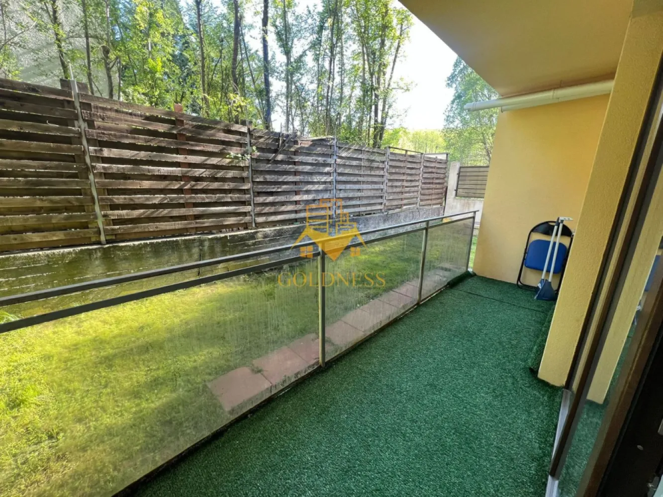 3 camere open-space, Parcare, Cartier Manastur, Zona Campului - GOLDNESS Imobiliare vă propune spre închiriere un apartament cu 3 camere open-space,complet mobilat și utilat, la etajul parter într-un imobil de 2 etaje, în cartierul Manastur, str. Aleea Porumbelelor. 
Dispune de loc de parcare exterioara in curte privata!
Apartamentul este compartimentat astfel:
 - 2 dormitoare IDENTICE cu paturi matrimoniale, dressing, noptiere 
 - living cu bucatarie open-space complet utilată, canapea extensibilă, loc de servit masa 
 - baie cu cabina de dus, calorifer port prosop inox și dulap pentru depozitare.
- terasa de 7 mp

Imobilul este dotat cu toate cele necesare- centrală proprie, mașină de spălat haine, frigider, aragaz, cuptor electric, hotă, etc. 
Se află în apropierea stațiilor de transport în comun, magazine, restaurante, spații verzi, farmacii, etc. 

Dacă sunteți interesați de acest apartament și doriți să îl vizionați, dar și pentru alte oferte sau detalii nu ezitați să ne contactați telefonic sau prin e-mail. Vă stăm la dispoziție!
Pentru intermediere se percepe un comision de 50% din prețul chiriei!