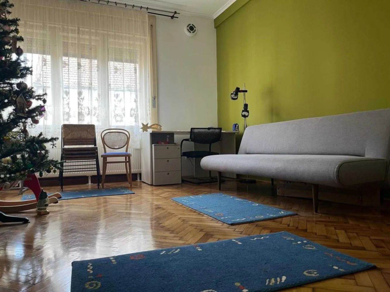 BRASADAS vinde ap 2 cam renovat - Cartierul Funcționarilor. - Agentia imobiliara BRASADAS vinde locuință situată pe în zona rezidențială Funcționarilor - cea mai căutată și liniștită zonă a orașului Satu Mare. Este o proprietate ideală pentru cei care caută proximitatea centrului, dar își doresc liniștea unui cartier verde, cu o vecinătate de calitate. Poziționarea la parter și calitatea renovării o fac pretabilă atât pentru o locuință familială elegantă, cât și pentru un sediu de firmă sau cabinet profesional (avocatură, notariat, arhitectură).

Detalii principale:

Suprafață: 55 mp utili + terasă.

Compartimentare: 2 camere (semidecomandate), bucătărie cu dining (open space) și baie.

Anexe: Cotă-parte din curte comună, parte din pod și boxă proprie la beci.

Renovare completă (pentru uz personal):
Locuința a fost refăcută de la zero, fără compromisuri la capitolul siguranță și confort. Nu este o renovare „pentru vânzare”, ci una pentru uz propriu realizată cu materiale de calitate superioară:

Instalație electrică nouă (cablaje înlocuite integral).

Instalații sanitare și coloană de canalizare noi.

Termoizolație și fonoizolație.

Finisaje moderne, cu atenție la detalii (baterii, placări atent alese).

Am păstrat tâmplăria originală, parchetul din lemn masiv, și o bijuterie de sobă funcțională, pentru a conserva farmecul autentic al zonei și al clădirii.

Localizare:
La 5 minute de mers pe jos către centrul orașului, piață, școli și grădinițe de top. Este o zonă sigură, exclusivistă și foarte verde.

Deși se află într-o curte comună, liniștea și calitatea vecinilor din zonă fac din această locuință o alternativă excelentă la un apartament clasic la bloc sau la o casă individuală mult mai scumpă.

Www.brasadas.com.