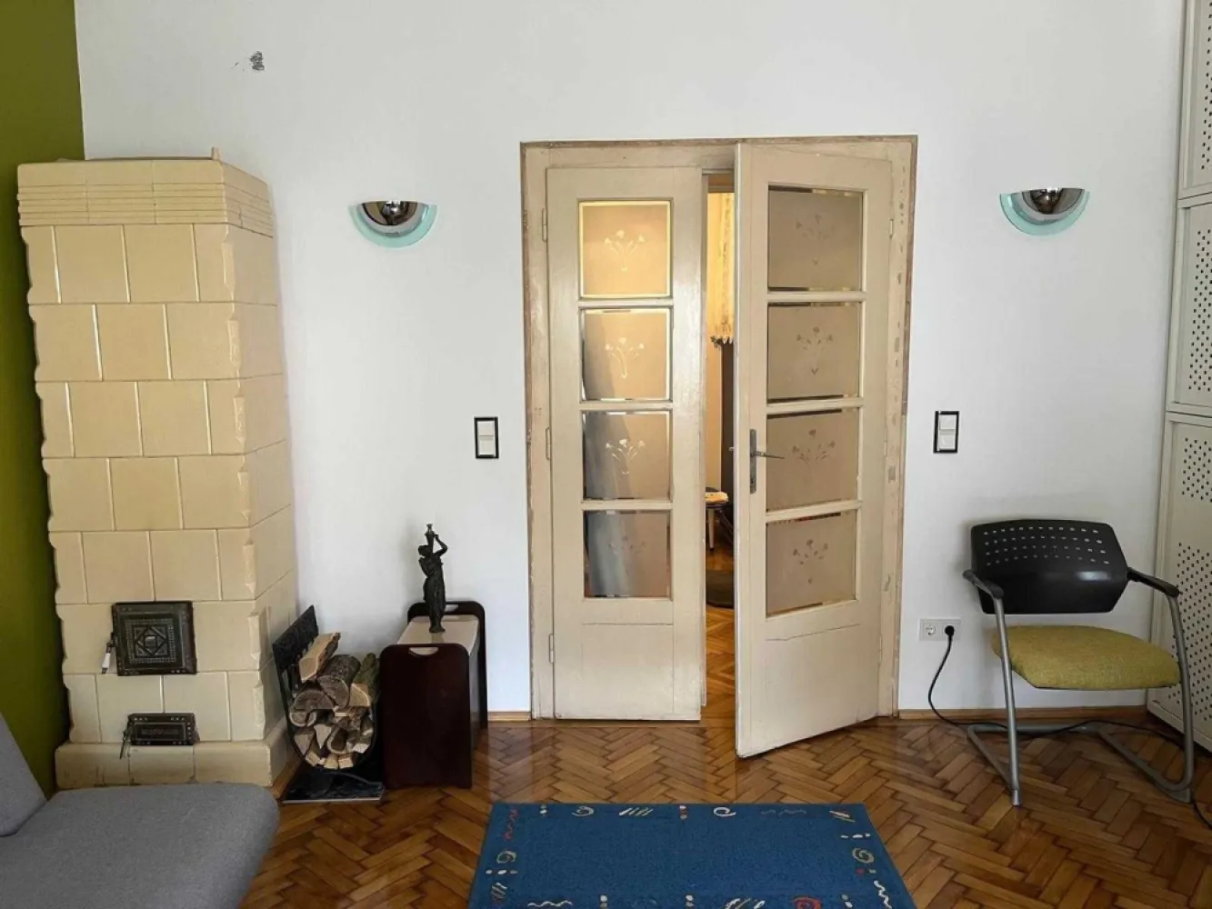 BRASADAS vinde ap 2 cam renovat - Cartierul Funcționarilor. - Agentia imobiliara BRASADAS vinde locuință situată pe în zona rezidențială Funcționarilor - cea mai căutată și liniștită zonă a orașului Satu Mare. Este o proprietate ideală pentru cei care caută proximitatea centrului, dar își doresc liniștea unui cartier verde, cu o vecinătate de calitate. Poziționarea la parter și calitatea renovării o fac pretabilă atât pentru o locuință familială elegantă, cât și pentru un sediu de firmă sau cabinet profesional (avocatură, notariat, arhitectură).

Detalii principale:

Suprafață: 55 mp utili + terasă.

Compartimentare: 2 camere (semidecomandate), bucătărie cu dining (open space) și baie.

Anexe: Cotă-parte din curte comună, parte din pod și boxă proprie la beci.

Renovare completă (pentru uz personal):
Locuința a fost refăcută de la zero, fără compromisuri la capitolul siguranță și confort. Nu este o renovare „pentru vânzare”, ci una pentru uz propriu realizată cu materiale de calitate superioară:

Instalație electrică nouă (cablaje înlocuite integral).

Instalații sanitare și coloană de canalizare noi.

Termoizolație și fonoizolație.

Finisaje moderne, cu atenție la detalii (baterii, placări atent alese).

Am păstrat tâmplăria originală, parchetul din lemn masiv, și o bijuterie de sobă funcțională, pentru a conserva farmecul autentic al zonei și al clădirii.

Localizare:
La 5 minute de mers pe jos către centrul orașului, piață, școli și grădinițe de top. Este o zonă sigură, exclusivistă și foarte verde.

Deși se află într-o curte comună, liniștea și calitatea vecinilor din zonă fac din această locuință o alternativă excelentă la un apartament clasic la bloc sau la o casă individuală mult mai scumpă.

Www.brasadas.com.