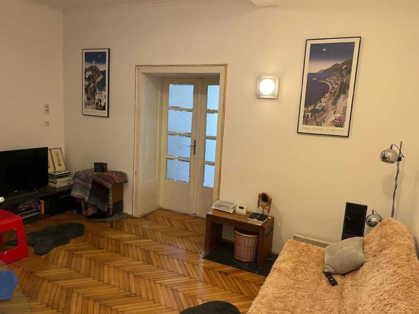 BRASADAS vinde ap 2 cam renovat - Cartierul Funcționarilor. - Agentia imobiliara BRASADAS vinde locuință situată pe în zona rezidențială Funcționarilor - cea mai căutată și liniștită zonă a orașului Satu Mare. Este o proprietate ideală pentru cei care caută proximitatea centrului, dar își doresc liniștea unui cartier verde, cu o vecinătate de calitate. Poziționarea la parter și calitatea renovării o fac pretabilă atât pentru o locuință familială elegantă, cât și pentru un sediu de firmă sau cabinet profesional (avocatură, notariat, arhitectură).

Detalii principale:

Suprafață: 55 mp utili + terasă.

Compartimentare: 2 camere (semidecomandate), bucătărie cu dining (open space) și baie.

Anexe: Cotă-parte din curte comună, parte din pod și boxă proprie la beci.

Renovare completă (pentru uz personal):
Locuința a fost refăcută de la zero, fără compromisuri la capitolul siguranță și confort. Nu este o renovare „pentru vânzare”, ci una pentru uz propriu realizată cu materiale de calitate superioară:

Instalație electrică nouă (cablaje înlocuite integral).

Instalații sanitare și coloană de canalizare noi.

Termoizolație și fonoizolație.

Finisaje moderne, cu atenție la detalii (baterii, placări atent alese).

Am păstrat tâmplăria originală, parchetul din lemn masiv, și o bijuterie de sobă funcțională, pentru a conserva farmecul autentic al zonei și al clădirii.

Localizare:
La 5 minute de mers pe jos către centrul orașului, piață, școli și grădinițe de top. Este o zonă sigură, exclusivistă și foarte verde.

Deși se află într-o curte comună, liniștea și calitatea vecinilor din zonă fac din această locuință o alternativă excelentă la un apartament clasic la bloc sau la o casă individuală mult mai scumpă.

Www.brasadas.com.