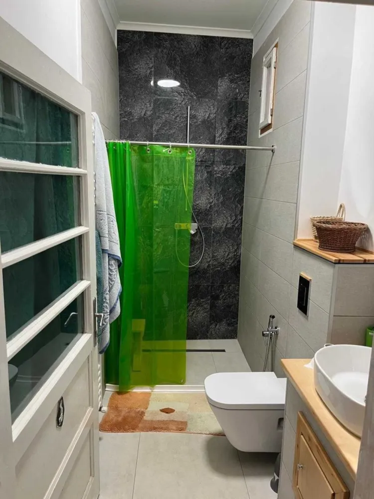 BRASADAS vinde ap 2 cam renovat - Cartierul Funcționarilor. - Agentia imobiliara BRASADAS vinde locuință situată pe în zona rezidențială Funcționarilor - cea mai căutată și liniștită zonă a orașului Satu Mare. Este o proprietate ideală pentru cei care caută proximitatea centrului, dar își doresc liniștea unui cartier verde, cu o vecinătate de calitate. Poziționarea la parter și calitatea renovării o fac pretabilă atât pentru o locuință familială elegantă, cât și pentru un sediu de firmă sau cabinet profesional (avocatură, notariat, arhitectură).

Detalii principale:

Suprafață: 55 mp utili + terasă.

Compartimentare: 2 camere (semidecomandate), bucătărie cu dining (open space) și baie.

Anexe: Cotă-parte din curte comună, parte din pod și boxă proprie la beci.

Renovare completă (pentru uz personal):
Locuința a fost refăcută de la zero, fără compromisuri la capitolul siguranță și confort. Nu este o renovare „pentru vânzare”, ci una pentru uz propriu realizată cu materiale de calitate superioară:

Instalație electrică nouă (cablaje înlocuite integral).

Instalații sanitare și coloană de canalizare noi.

Termoizolație și fonoizolație.

Finisaje moderne, cu atenție la detalii (baterii, placări atent alese).

Am păstrat tâmplăria originală, parchetul din lemn masiv, și o bijuterie de sobă funcțională, pentru a conserva farmecul autentic al zonei și al clădirii.

Localizare:
La 5 minute de mers pe jos către centrul orașului, piață, școli și grădinițe de top. Este o zonă sigură, exclusivistă și foarte verde.

Deși se află într-o curte comună, liniștea și calitatea vecinilor din zonă fac din această locuință o alternativă excelentă la un apartament clasic la bloc sau la o casă individuală mult mai scumpă.

Www.brasadas.com.