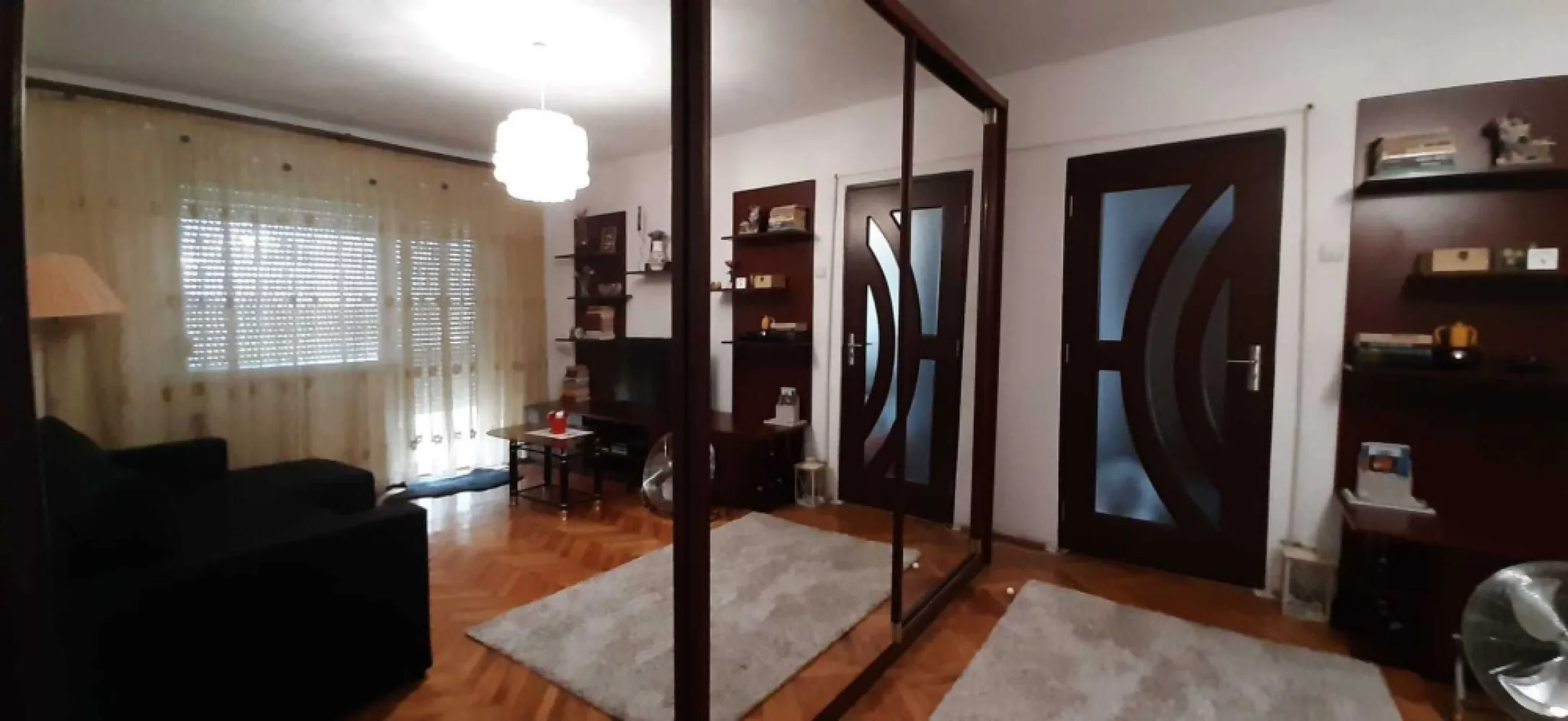 Agentia Imobiliara BRASADAS vinde ap 2 cam Sol Lic. Ortodox. - Agentia Imobiliara BRASADAS vinde apartament cu 2 camere semidecomandat in cartierul Solidaritatii, aproape de Liceul Ortodox si de parcuri, ocupabil imediat. 
Blocul este din caramida, apartamentul are beci si loc de parcare platit pana la finalul anului. 
Blocul are acoperis si este izolat termic (clasa energetica B). 
Nu prezinta igrasie. 
Este dotat cu geamuri termopan, aer conditionat, centrala termica. 
Curat si foarte bine compratimentat si perfect functional.
Www.brasadas.com.