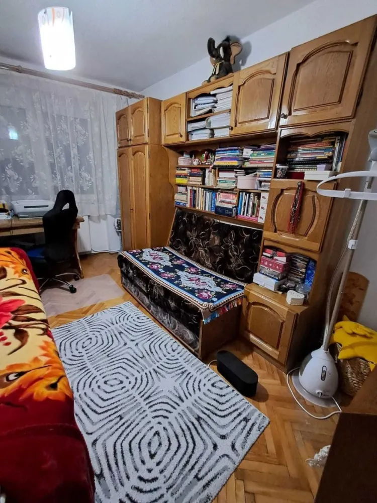 Agentia Imobiliara BRASADAS vinde ap 2 cam Sol Lic. Ortodox. - Agentia Imobiliara BRASADAS vinde apartament cu 2 camere semidecomandat in cartierul Solidaritatii, aproape de Liceul Ortodox si de parcuri, ocupabil imediat. 
Blocul este din caramida, apartamentul are beci si loc de parcare platit pana la finalul anului. 
Blocul are acoperis si este izolat termic (clasa energetica B). 
Nu prezinta igrasie. 
Este dotat cu geamuri termopan, aer conditionat, centrala termica. 
Curat si foarte bine compratimentat si perfect functional.
Www.brasadas.com.