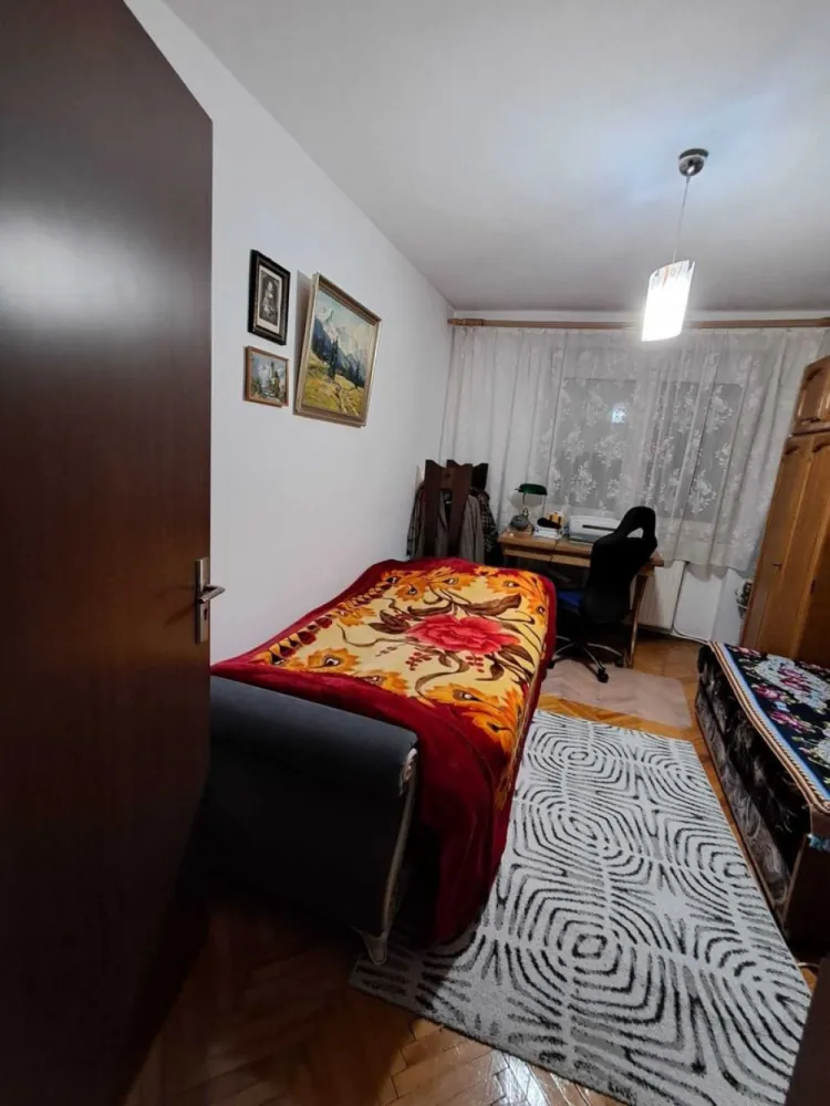 Agentia Imobiliara BRASADAS vinde ap 2 cam Sol Lic. Ortodox. - Agentia Imobiliara BRASADAS vinde apartament cu 2 camere semidecomandat in cartierul Solidaritatii, aproape de Liceul Ortodox si de parcuri, ocupabil imediat. 
Blocul este din caramida, apartamentul are beci si loc de parcare platit pana la finalul anului. 
Blocul are acoperis si este izolat termic (clasa energetica B). 
Nu prezinta igrasie. 
Este dotat cu geamuri termopan, aer conditionat, centrala termica. 
Curat si foarte bine compratimentat si perfect functional.
Www.brasadas.com.