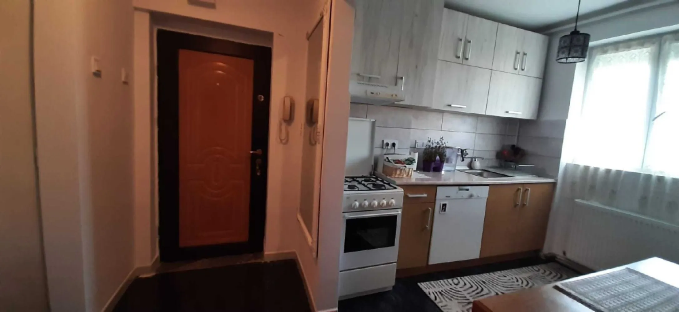 Agentia Imobiliara BRASADAS vinde ap 2 cam Sol Lic. Ortodox. - Agentia Imobiliara BRASADAS vinde apartament cu 2 camere semidecomandat in cartierul Solidaritatii, aproape de Liceul Ortodox si de parcuri, ocupabil imediat. 
Blocul este din caramida, apartamentul are beci si loc de parcare platit pana la finalul anului. 
Blocul are acoperis si este izolat termic (clasa energetica B). 
Nu prezinta igrasie. 
Este dotat cu geamuri termopan, aer conditionat, centrala termica. 
Curat si foarte bine compratimentat si perfect functional.
Www.brasadas.com.