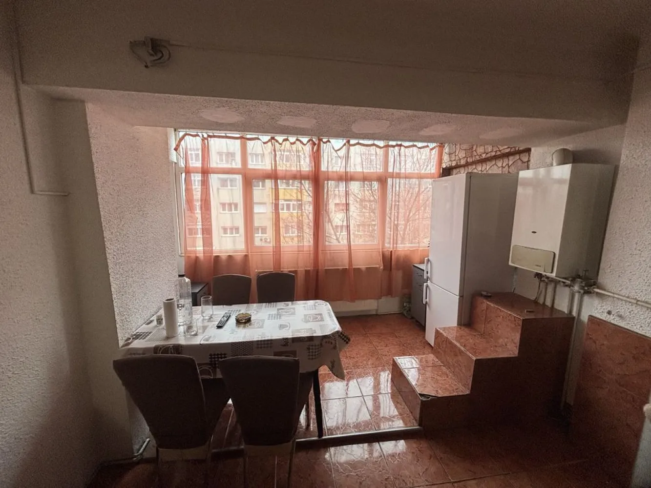 BRASADAS vinde ap 2 cam etaj 3/4 Micro 17 Indep. - Agentia Imobiliara BRASADAS vinde apartament cu 2 camere decomandate la etajul 3/4 in Micro17 pe Bulevardul Independentei. 
Suprafața utilă este de 53 metri pătrați, cu finisaje simple și spațiu bine compartimentat. 
Bucătăria este luminoasă și echipată cu electrocasnice moderne. 
Livingul și dormitorul au pardoseală de lemn și pereți albi, creând un ambient plăcut.
Zona în care se află apartamentul este activă și bine conectată. În apropiere găsești școli, grădinițe și centre medicale. Există multiple parcuri și spații verzi pentru relaxare. 
Transportul în comun este facil, cu stații de autobuz aproape. În plus, ai acces rapid la supermarketuri, mall-uri și diverse restaurante.
Www.brasadas.com.