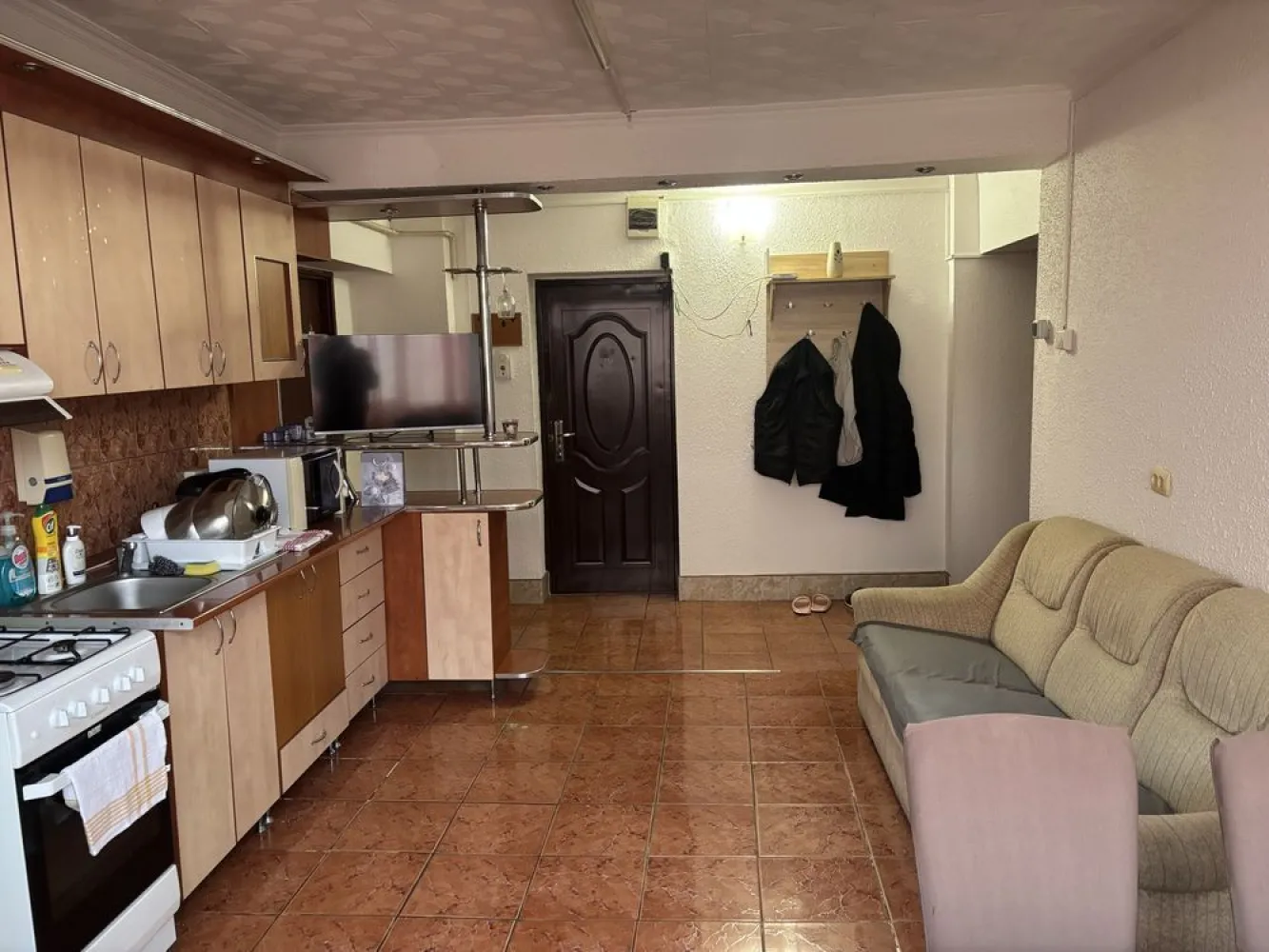 BRASADAS vinde ap 2 cam etaj 3/4 Micro 17 Indep. - Agentia Imobiliara BRASADAS vinde apartament cu 2 camere decomandate la etajul 3/4 in Micro17 pe Bulevardul Independentei. 
Suprafața utilă este de 53 metri pătrați, cu finisaje simple și spațiu bine compartimentat. 
Bucătăria este luminoasă și echipată cu electrocasnice moderne. 
Livingul și dormitorul au pardoseală de lemn și pereți albi, creând un ambient plăcut.
Zona în care se află apartamentul este activă și bine conectată. În apropiere găsești școli, grădinițe și centre medicale. Există multiple parcuri și spații verzi pentru relaxare. 
Transportul în comun este facil, cu stații de autobuz aproape. În plus, ai acces rapid la supermarketuri, mall-uri și diverse restaurante.
Www.brasadas.com.