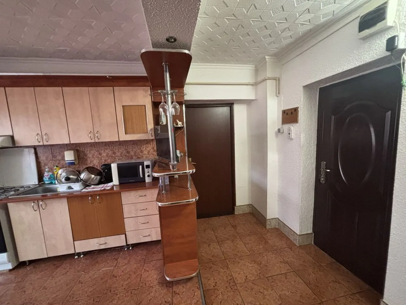 BRASADAS vinde ap 2 cam etaj 3/4 Micro 17 Indep. - Agentia Imobiliara BRASADAS vinde apartament cu 2 camere decomandate la etajul 3/4 in Micro17 pe Bulevardul Independentei. 
Suprafața utilă este de 53 metri pătrați, cu finisaje simple și spațiu bine compartimentat. 
Bucătăria este luminoasă și echipată cu electrocasnice moderne. 
Livingul și dormitorul au pardoseală de lemn și pereți albi, creând un ambient plăcut.
Zona în care se află apartamentul este activă și bine conectată. În apropiere găsești școli, grădinițe și centre medicale. Există multiple parcuri și spații verzi pentru relaxare. 
Transportul în comun este facil, cu stații de autobuz aproape. În plus, ai acces rapid la supermarketuri, mall-uri și diverse restaurante.
Www.brasadas.com.