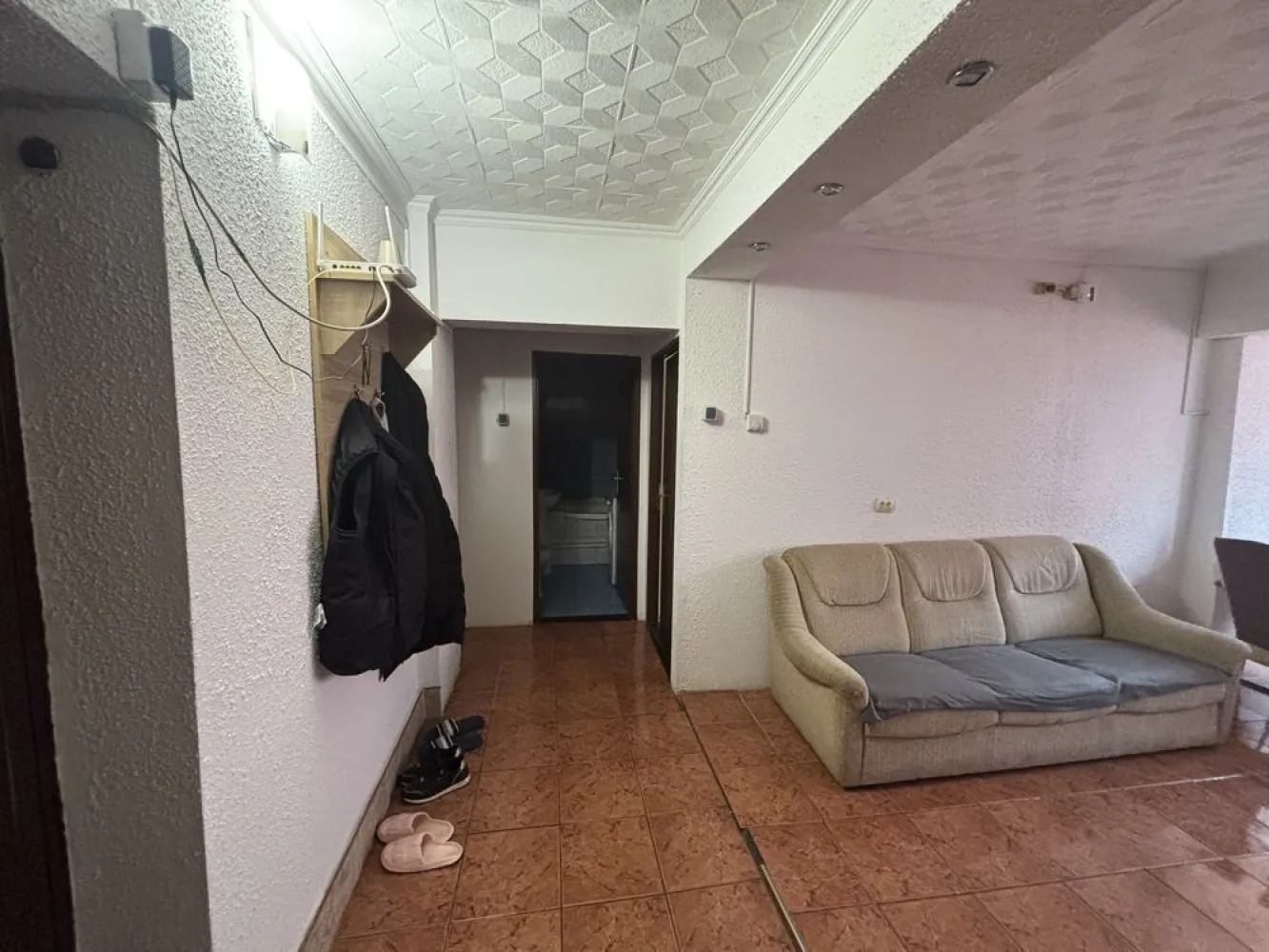 BRASADAS vinde ap 2 cam etaj 3/4 Micro 17 Indep. - Agentia Imobiliara BRASADAS vinde apartament cu 2 camere decomandate la etajul 3/4 in Micro17 pe Bulevardul Independentei. 
Suprafața utilă este de 53 metri pătrați, cu finisaje simple și spațiu bine compartimentat. 
Bucătăria este luminoasă și echipată cu electrocasnice moderne. 
Livingul și dormitorul au pardoseală de lemn și pereți albi, creând un ambient plăcut.
Zona în care se află apartamentul este activă și bine conectată. În apropiere găsești școli, grădinițe și centre medicale. Există multiple parcuri și spații verzi pentru relaxare. 
Transportul în comun este facil, cu stații de autobuz aproape. În plus, ai acces rapid la supermarketuri, mall-uri și diverse restaurante.
Www.brasadas.com.