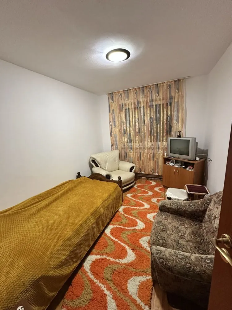 BRASADAS vinde ap 2 cam Botizului etaj 2 cu balcon - Agentia Imobiliara BRASADAS vinde apartament cu 2 camere, 42mp, situat la etajul 2 în Satu Mare, strada Botizului. 
Apartamentul este compus din 2 camere, baie, bucătărie, hol și balcon. 
Apartamentul are centrală proprie.
Www.brasadas.com.