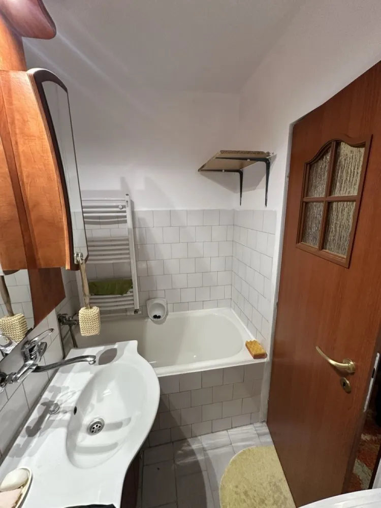 BRASADAS vinde ap 2 cam Botizului etaj 2 cu balcon - Agentia Imobiliara BRASADAS vinde apartament cu 2 camere, 42mp, situat la etajul 2 în Satu Mare, strada Botizului. 
Apartamentul este compus din 2 camere, baie, bucătărie, hol și balcon. 
Apartamentul are centrală proprie.
Www.brasadas.com.