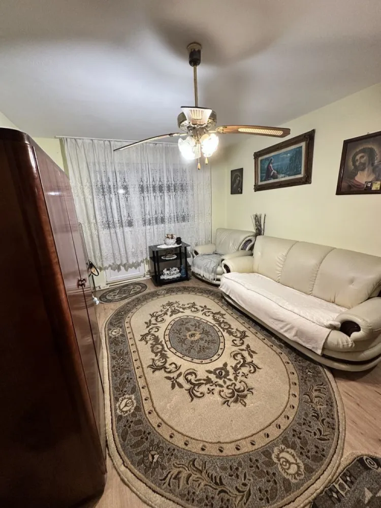 BRASADAS vinde ap 2 cam Botizului etaj 2 cu balcon - Agentia Imobiliara BRASADAS vinde apartament cu 2 camere, 42mp, situat la etajul 2 în Satu Mare, strada Botizului. 
Apartamentul este compus din 2 camere, baie, bucătărie, hol și balcon. 
Apartamentul are centrală proprie.
Www.brasadas.com.
