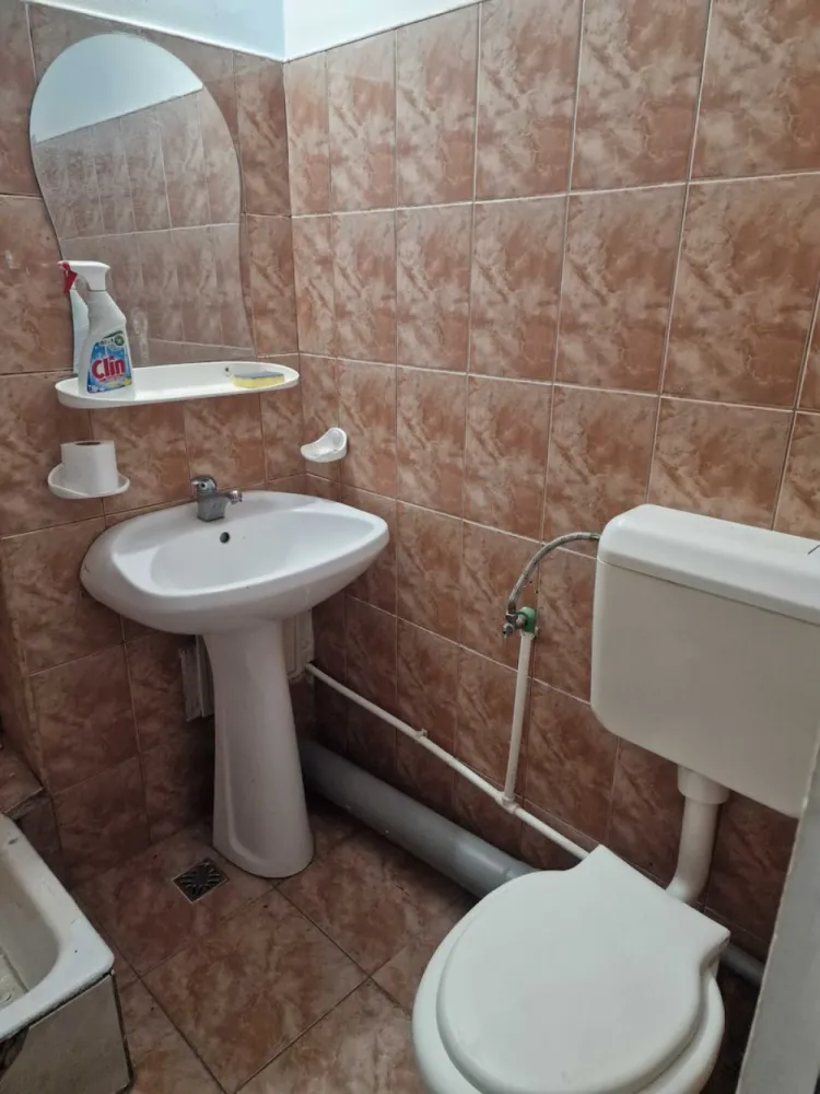 BRASADAS vinde garsoniera 21mp la etajul 4/4 pe Bd Closca. - Agentia Imobiliara BRASADAS vinde garsoniera Bulevardul Closca la etaj 4 preti 27 Euro negociabil mai multe detali la tel 07******63