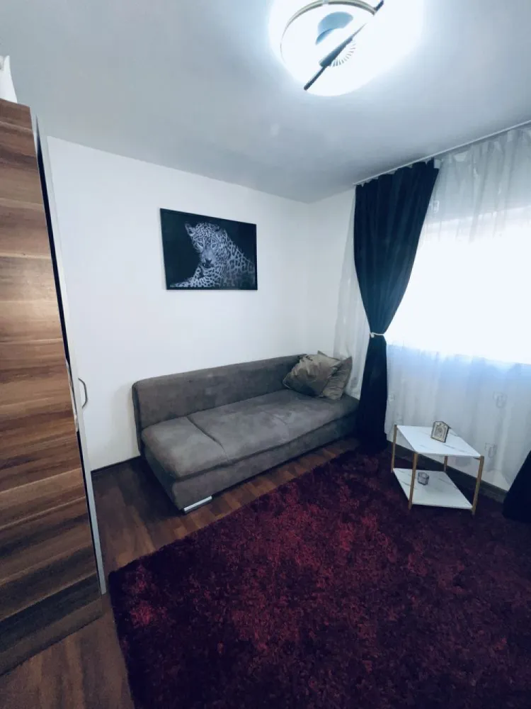 BRASADAS vinde garsoniera in Micro 16 la etajul 4/4. - Agentia Imobiliara BRASADAS vinde garsoniera 24 mp.

Se vinde garsonieră cu suprafața de 24 mp, situată la etajul 4/4. 
Este singura garsonieră de pe palier, blocul având două intrări cu interfon.

Garsoniera este dotată cu uși și geamuri termopan și se vinde complet mobilată și utilată, gata de mutare.

Avantaje zonă:

la 2 minute de magazinele Unicarm și Penny

stație de autobuz foarte aproape

3 parcuri în apropiere

posibilitate de parcare privată

Www.brasadas.com