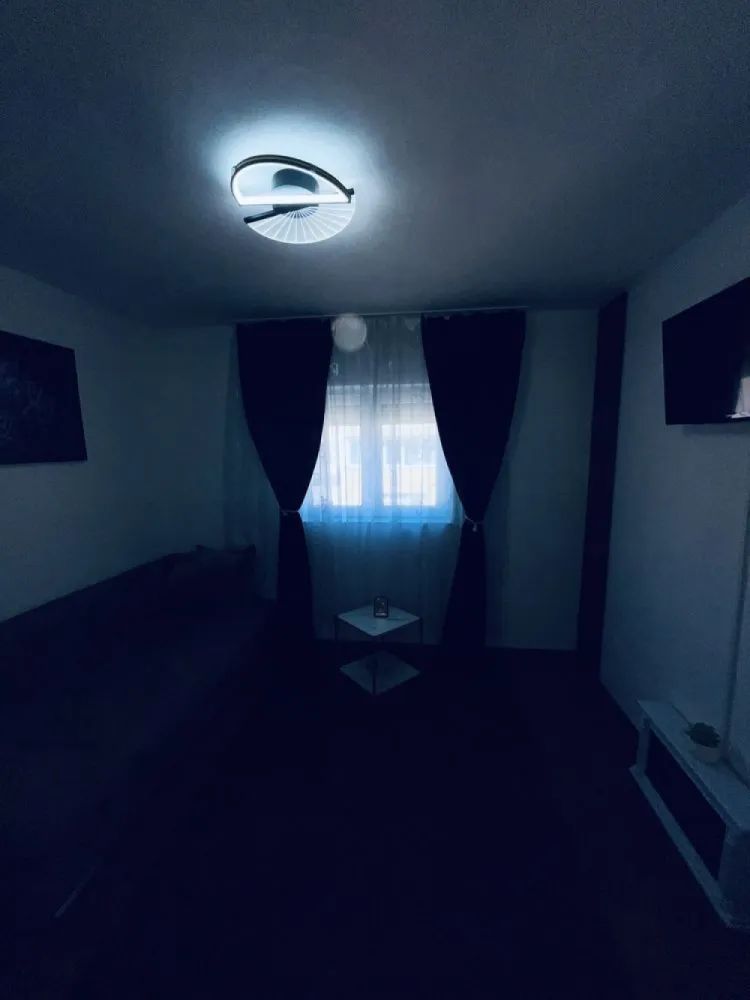 BRASADAS vinde garsoniera in Micro 16 la etajul 4/4. - Agentia Imobiliara BRASADAS vinde garsoniera 24 mp.

Se vinde garsonieră cu suprafața de 24 mp, situată la etajul 4/4. 
Este singura garsonieră de pe palier, blocul având două intrări cu interfon.

Garsoniera este dotată cu uși și geamuri termopan și se vinde complet mobilată și utilată, gata de mutare.

Avantaje zonă:

la 2 minute de magazinele Unicarm și Penny

stație de autobuz foarte aproape

3 parcuri în apropiere

posibilitate de parcare privată

Www.brasadas.com