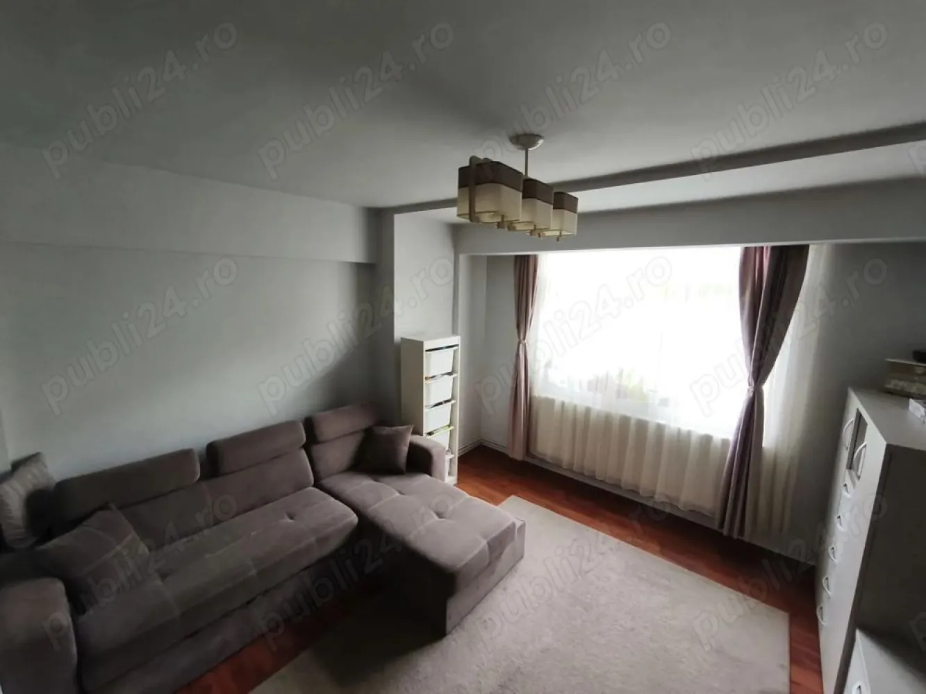BRASADAS vinde ap 3 cam Micro 16 etaj 2/4. - Agentia Imobiliara BRASADAS vinde apartament spațios cu 3 camere, situat în Micro 16, într-un bloc recent zugrăvit și dotat cu interfon.

Locuința are o suprafață utilă de 66 mp, este bine compartimentată și se află la etajul 2 al unui bloc cu 4 etaje.

Se vinde complet mobilat și utilat, cu mobilă realizată pe comandă.

Compartimentare:
 Hol generos
 Living luminos - 
 Bucătărie închisă
 Dormitor matrimonial
 Dormitor secundar (ideal pentru copii)
 Debara practică
 Două băi (una dotată cu cadă)

Dotări incluse:
 Mașină de spălat rufe
 Mașină de spălat vase
 Frigider cu congelator
 Aragaz cu cuptor electric
 Hotă
 Centrală termică proprie

Locație excelentă:
Apartamentul este amplasat într-o zonă liniștită, cu acces rapid la mijloace de transport, magazine și puncte de interes:

 Stație autobuz 4 min pe jos
 Parcul Liniștii 2 min
 Profi și CBA 5 min
 Brutărie 3 min
 Farmacie 5 min
 Shopping City 15 min
 Centru Nou 20 min

Locuința dispune de parcare rezervată.

Ideală atât pentru locuință proprie, cât și pentru investiție.

Www.brasadas.com.
