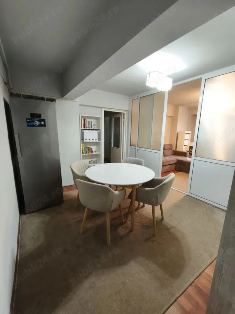 BRASADAS vinde ap 3 cam Micro 16 etaj 2/4. - Agentia Imobiliara BRASADAS vinde apartament spațios cu 3 camere, situat în Micro 16, într-un bloc recent zugrăvit și dotat cu interfon.

Locuința are o suprafață utilă de 66 mp, este bine compartimentată și se află la etajul 2 al unui bloc cu 4 etaje.

Se vinde complet mobilat și utilat, cu mobilă realizată pe comandă.

Compartimentare:
 Hol generos
 Living luminos - 
 Bucătărie închisă
 Dormitor matrimonial
 Dormitor secundar (ideal pentru copii)
 Debara practică
 Două băi (una dotată cu cadă)

Dotări incluse:
 Mașină de spălat rufe
 Mașină de spălat vase
 Frigider cu congelator
 Aragaz cu cuptor electric
 Hotă
 Centrală termică proprie

Locație excelentă:
Apartamentul este amplasat într-o zonă liniștită, cu acces rapid la mijloace de transport, magazine și puncte de interes:

 Stație autobuz 4 min pe jos
 Parcul Liniștii 2 min
 Profi și CBA 5 min
 Brutărie 3 min
 Farmacie 5 min
 Shopping City 15 min
 Centru Nou 20 min

Locuința dispune de parcare rezervată.

Ideală atât pentru locuință proprie, cât și pentru investiție.

Www.brasadas.com.