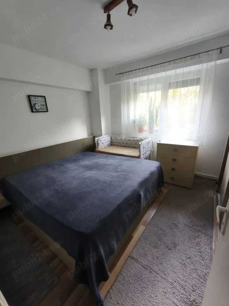 BRASADAS vinde ap 3 cam Micro 16 etaj 2/4. - Agentia Imobiliara BRASADAS vinde apartament spațios cu 3 camere, situat în Micro 16, într-un bloc recent zugrăvit și dotat cu interfon.

Locuința are o suprafață utilă de 66 mp, este bine compartimentată și se află la etajul 2 al unui bloc cu 4 etaje.

Se vinde complet mobilat și utilat, cu mobilă realizată pe comandă.

Compartimentare:
 Hol generos
 Living luminos - 
 Bucătărie închisă
 Dormitor matrimonial
 Dormitor secundar (ideal pentru copii)
 Debara practică
 Două băi (una dotată cu cadă)

Dotări incluse:
 Mașină de spălat rufe
 Mașină de spălat vase
 Frigider cu congelator
 Aragaz cu cuptor electric
 Hotă
 Centrală termică proprie

Locație excelentă:
Apartamentul este amplasat într-o zonă liniștită, cu acces rapid la mijloace de transport, magazine și puncte de interes:

 Stație autobuz 4 min pe jos
 Parcul Liniștii 2 min
 Profi și CBA 5 min
 Brutărie 3 min
 Farmacie 5 min
 Shopping City 15 min
 Centru Nou 20 min

Locuința dispune de parcare rezervată.

Ideală atât pentru locuință proprie, cât și pentru investiție.

Www.brasadas.com.