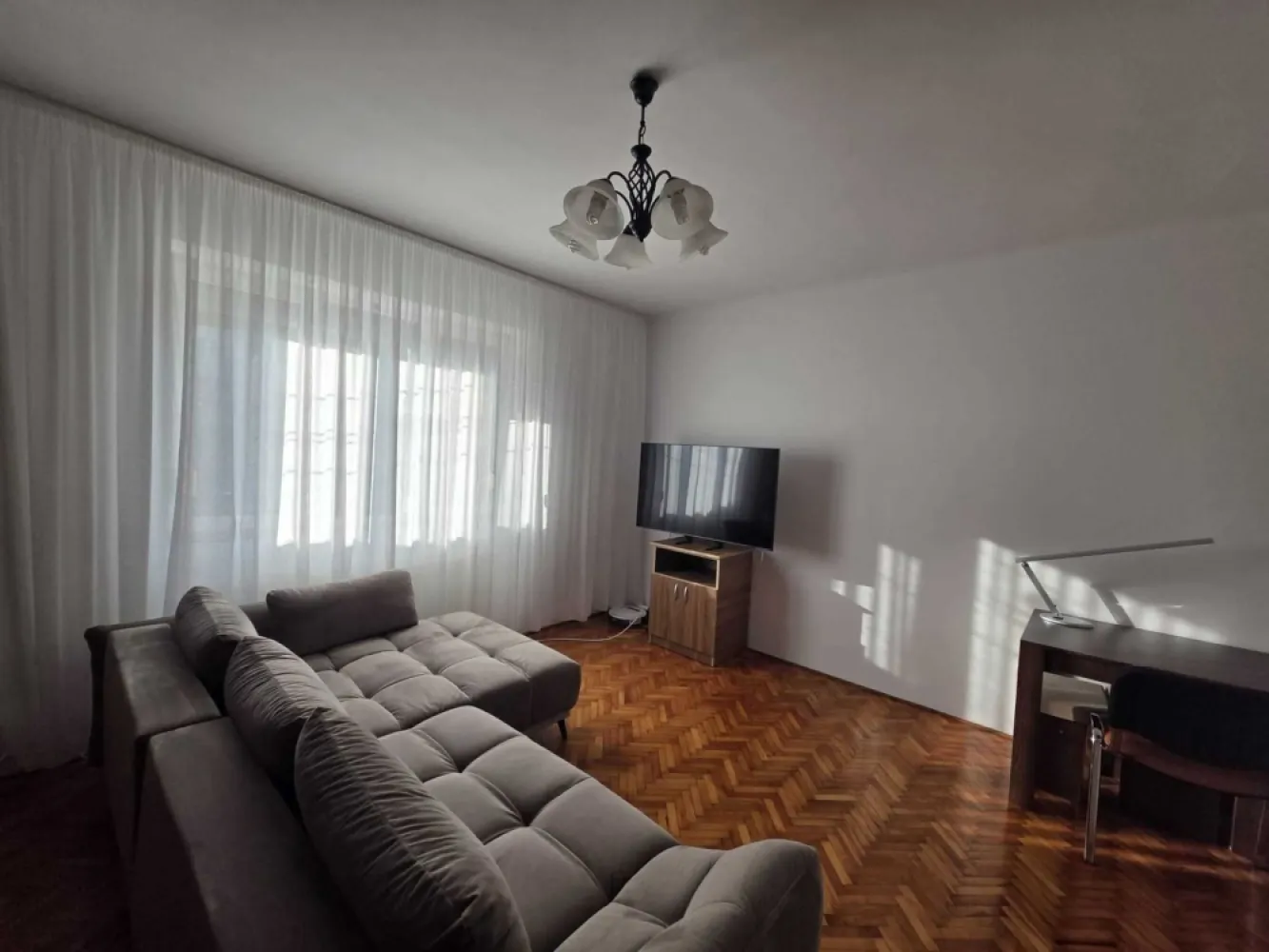 BRASADAS vinde ap 3 cam in zona Piata Mica. - Agentia Imobiliara BRASADAS vinde apartament strada Wolfenbuttel cu 3 camere, garaj și pivniță spațioasă în apropierea Pieței Mici. 
Imobilul dispune de:
3 camere separate
Bucãtãrie
Camara
Baie
Garaj propriu 15mp
Pivniță mare 17mp 
Suprafata totala de vanzare 106 mp
Curte comună și acces facil
Www.brasadas.com.