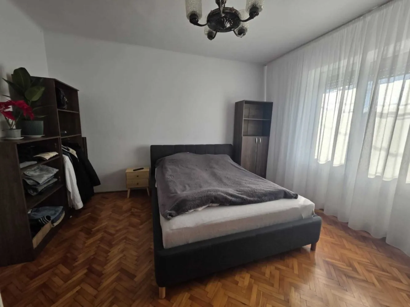 BRASADAS vinde ap 3 cam in zona Piata Mica. - Agentia Imobiliara BRASADAS vinde apartament strada Wolfenbuttel cu 3 camere, garaj și pivniță spațioasă în apropierea Pieței Mici. 
Imobilul dispune de:
3 camere separate
Bucãtãrie
Camara
Baie
Garaj propriu 15mp
Pivniță mare 17mp 
Suprafata totala de vanzare 106 mp
Curte comună și acces facil
Www.brasadas.com.