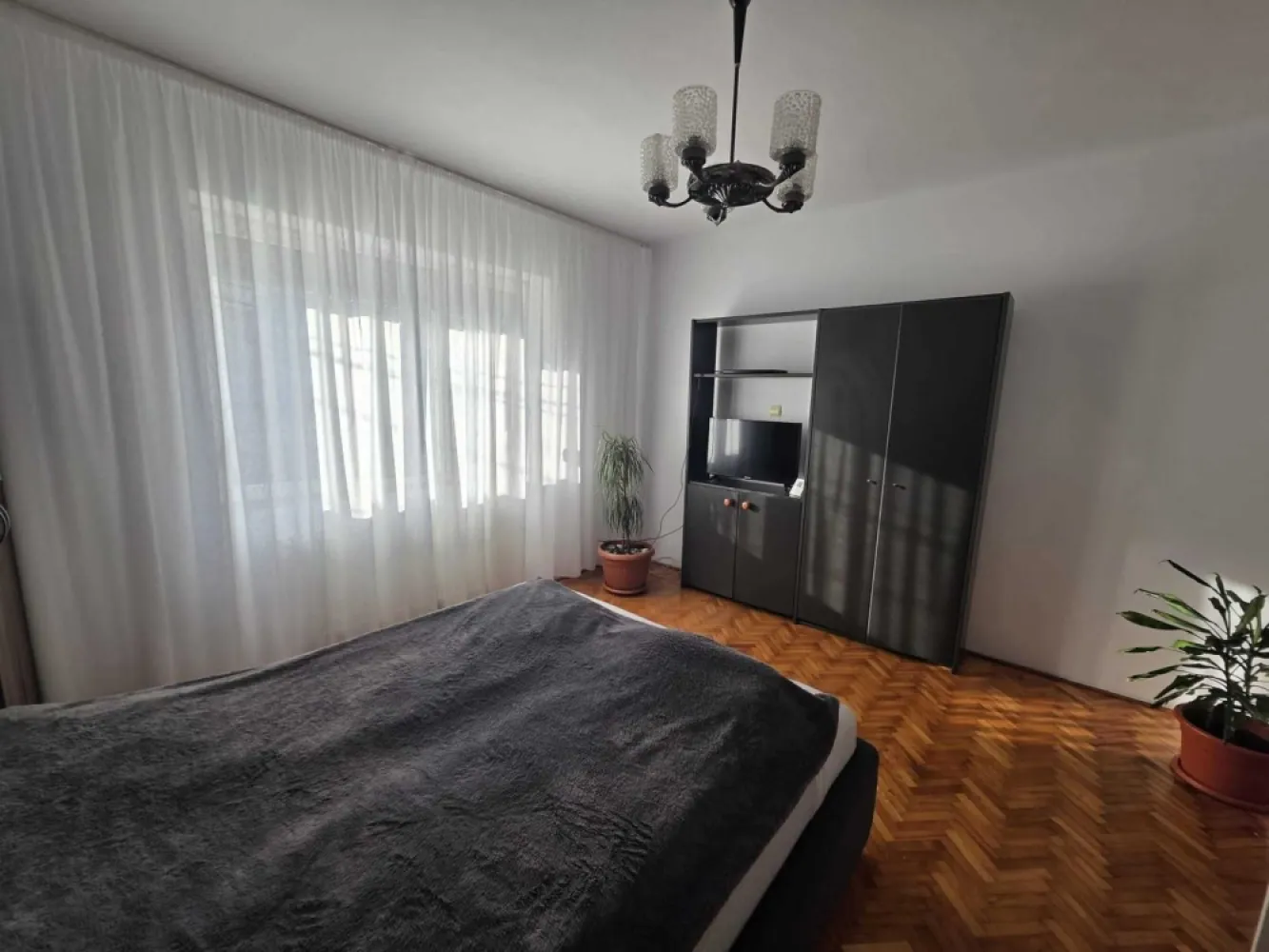 BRASADAS vinde ap 3 cam in zona Piata Mica. - Agentia Imobiliara BRASADAS vinde apartament strada Wolfenbuttel cu 3 camere, garaj și pivniță spațioasă în apropierea Pieței Mici. 
Imobilul dispune de:
3 camere separate
Bucãtãrie
Camara
Baie
Garaj propriu 15mp
Pivniță mare 17mp 
Suprafata totala de vanzare 106 mp
Curte comună și acces facil
Www.brasadas.com.