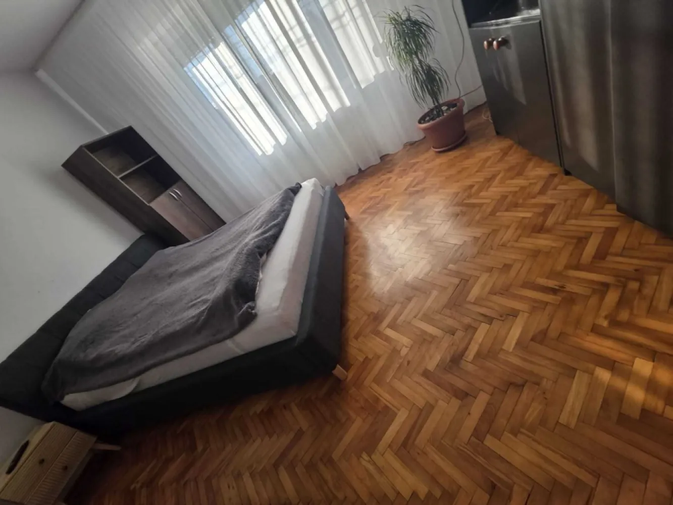 BRASADAS vinde ap 3 cam in zona Piata Mica. - Agentia Imobiliara BRASADAS vinde apartament strada Wolfenbuttel cu 3 camere, garaj și pivniță spațioasă în apropierea Pieței Mici. 
Imobilul dispune de:
3 camere separate
Bucãtãrie
Camara
Baie
Garaj propriu 15mp
Pivniță mare 17mp 
Suprafata totala de vanzare 106 mp
Curte comună și acces facil
Www.brasadas.com.