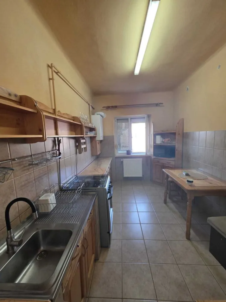 BRASADAS vinde ap 3 cam in zona Piata Mica. - Agentia Imobiliara BRASADAS vinde apartament strada Wolfenbuttel cu 3 camere, garaj și pivniță spațioasă în apropierea Pieței Mici. 
Imobilul dispune de:
3 camere separate
Bucãtãrie
Camara
Baie
Garaj propriu 15mp
Pivniță mare 17mp 
Suprafata totala de vanzare 106 mp
Curte comună și acces facil
Www.brasadas.com.