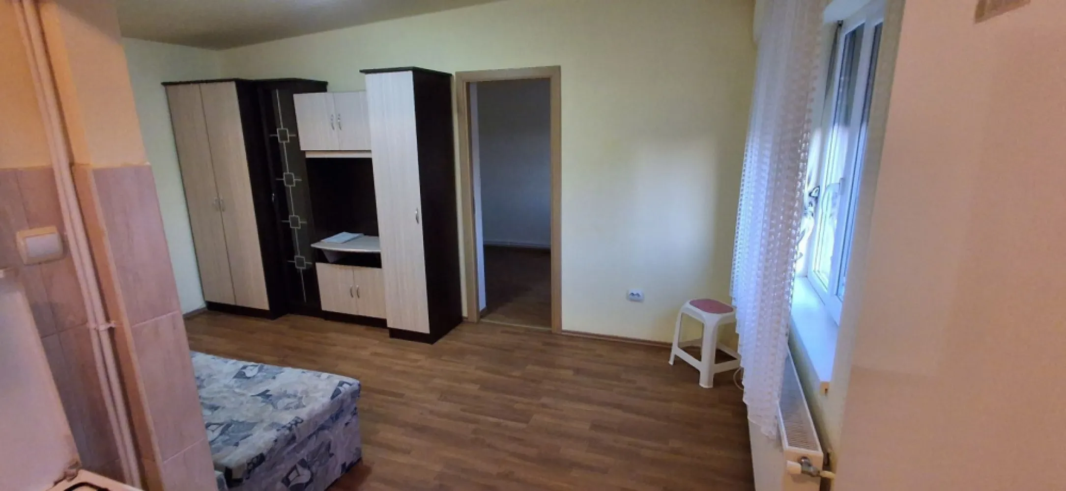 BRASADAS vinde ap 3 cam in Micro 14 etaj 4/4 mobilat utilat. - Agentia Imobiliara BRASADAS vinde apartament cu 3 camere, bloc BCA si cărămidă, etaj 4/4 cu balcon in Micro 14, Aleea Mureșului.
Izolat interior exterior, acoperiș nou anvelopat, centrala pe gaz, instalație pe cupru, aer conditionat, parchet laminat, termopane, gresie faianță.
Mobilat partial si utilat.
Aragaz, mașina de spalat, scară curată si liniștită, acces cu interfon, ușă acces termopan.
Locuri de parcare la discreție in jurul blocului.
Www.brasadas.com.
