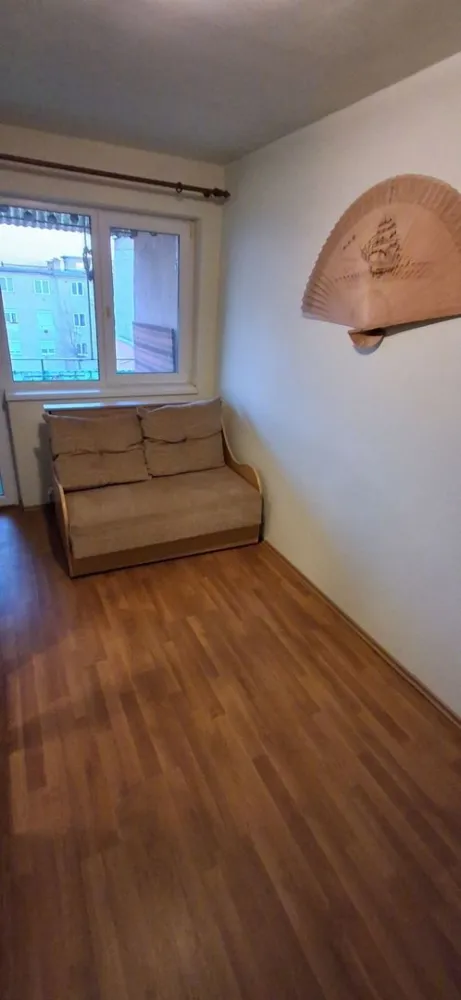 BRASADAS vinde ap 3 cam in Micro 14 etaj 4/4 mobilat utilat. - Agentia Imobiliara BRASADAS vinde apartament cu 3 camere, bloc BCA si cărămidă, etaj 4/4 cu balcon in Micro 14, Aleea Mureșului.
Izolat interior exterior, acoperiș nou anvelopat, centrala pe gaz, instalație pe cupru, aer conditionat, parchet laminat, termopane, gresie faianță.
Mobilat partial si utilat.
Aragaz, mașina de spalat, scară curată si liniștită, acces cu interfon, ușă acces termopan.
Locuri de parcare la discreție in jurul blocului.
Www.brasadas.com.