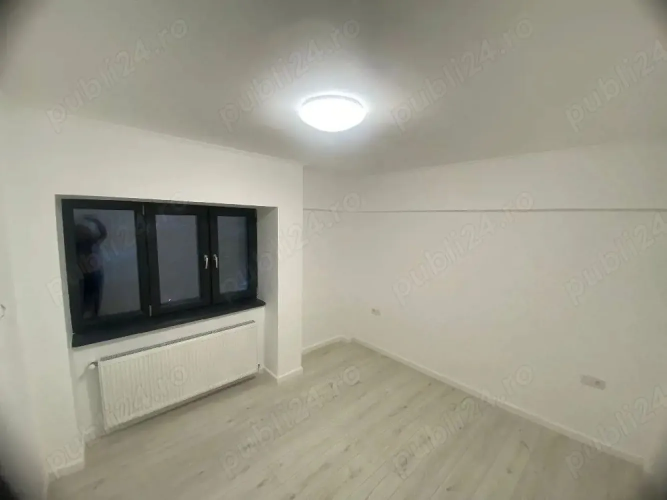 BRASADAS vinde ap cam in Centru Nou. - Agentia Imobiliara BRASADAS vinde apartament situat la etajul 3 din 4 in Centru Nou al orasului Satu Mare str Piata 25 Octombrie compus din living cu bucatarie open space si camara alimente, 2 dormitoare generoase , 2 bai , balcon , suprafata 70 mp.
Apartamentul este recent renovat in totalitate instalatia electrica ,instalatia sanitara (centrala termica) ,geamuri Salamander cu profil de 92 mm cu 3 sticle ,culoare gri antracit ,usi noi , totul nou. ( toate materialele folosite pentru renovarea acestui apartament au fost de calitate)
Www.brasadas.com.