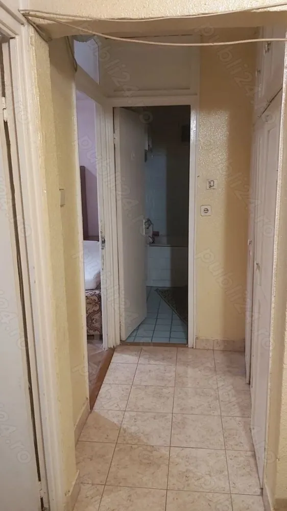 BRASADAS vinde ap 3 cam etaj 1/4 in Micro 16. - Agentia Imobiliara BRASADAS vinde apartament cu 3 camere, decomandat, 2 băi, 1 balcon închis, 1 balcon deschis, etaj 1, în M 16, str. Rozmarin, Nr 2, Satu Mare, zonă foarte bună și liniștită, în apropiere exista stație de autobuz, mai multe parcuri, magazine, școală și grădiniță, loc de parcare pentru reședință, scara de bloc este îngrijită, nu sunt probleme cu vecinii. 
Www.brasadas.com.