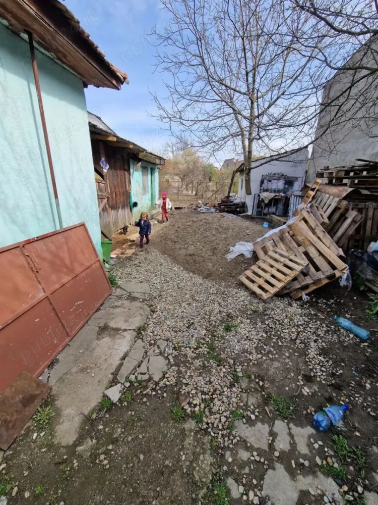 Casa de vanzare zona Titulescu SM - Casa batraneasca constructie 100mp pe un teren de 3.4 ari Str.Liviu Rebreanu , cartier Titulescu, aproape de centru orasului. Casa este ideala pentru relaxare, gradinarit, are si pomi fructiferi visin, nuc, peri, mar, prun, zmeura, mure, vita de vie 3-4 soiuri de masa, are utilitatile curent, apa, canal, gazul inca nu l-am racordat. 
Se poate folosi si pentru sediu firma (dupa renovare, este in zona linistita ferit de aglomeratia din oras, usor accesibil pe varianta ocolitoare sau direct din centru orasului).

 Cristian