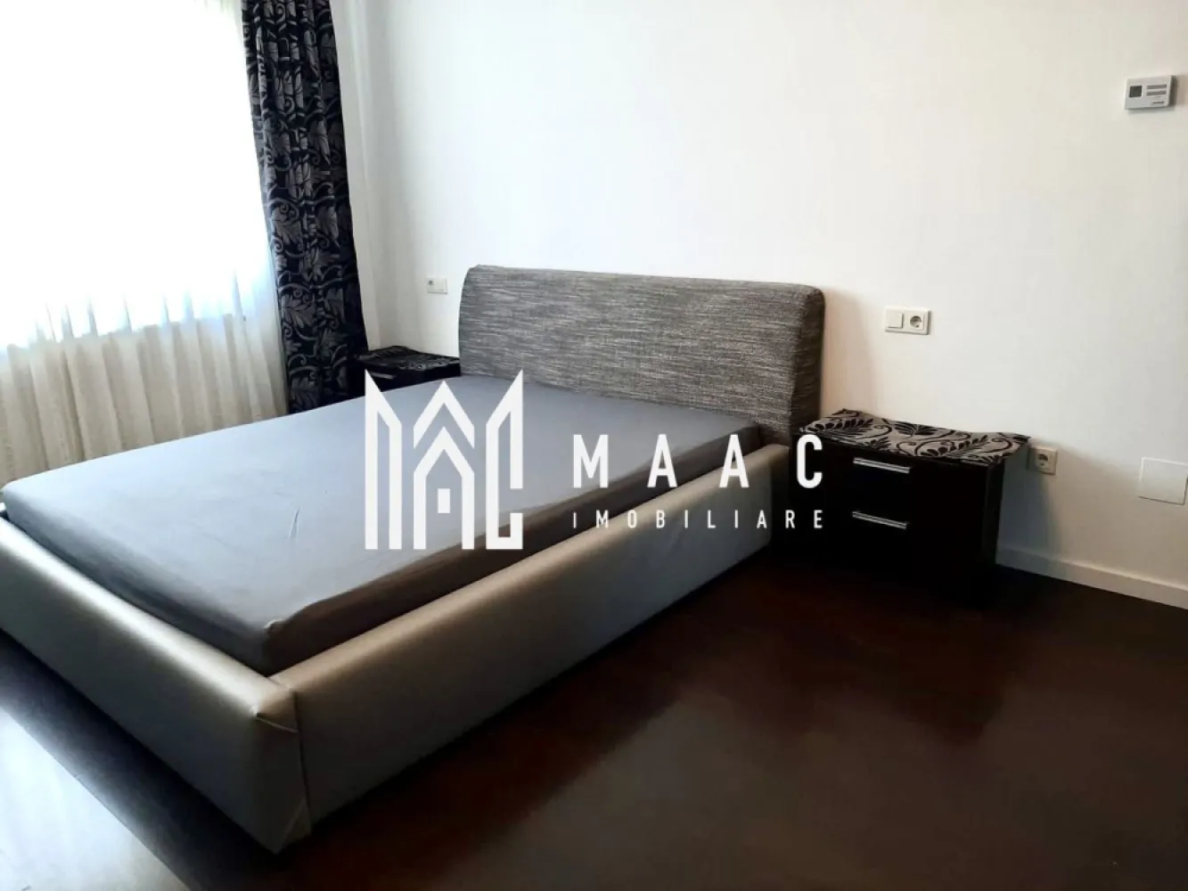 Apartament 2 camere | Balcon | Etaj intermediar | Vasile Aaron - Maac Imobiliare prezintă spre vânzare un apartament cu 2 camere decomandat, situat în cartierul Vasile Aaron, într-un imobil din structură de beton, termoizolat la exterior cu polistiren de 12 cm.

Locuința are o suprafață utilă de 50 mp, la care se adaugă balconul închis, și este compartimentată astfel:
 • 2 camere luminoase și spațioase,
 • bucătărie separată,
 • baie modernizată cu cabină de duș,
 • hol generos cu spațiu de depozitare,
 • debara practică.

Apartamentul se vinde complet mobilat și utilat, fiind gata de mutare imediată. Dotările includ:
 • centrală termică proprie pe gaz,
 • parchet laminat, gresie și faianță,
 • ușă metalică la intrare,
 • tâmplărie PVC cu geam termopan. 

Zona Vasile Aaron este una dintre cele mai căutate din Sibiu, oferind acces facil la minimarketuri, școli, grădinițe, farmacii, bănci și mijloace de transport în comun. Parcarea este disponibilă oricând lângă bloc.

Pentru mai multe informatii specificati ca ati vazut anuntul cu ID: CP2732904