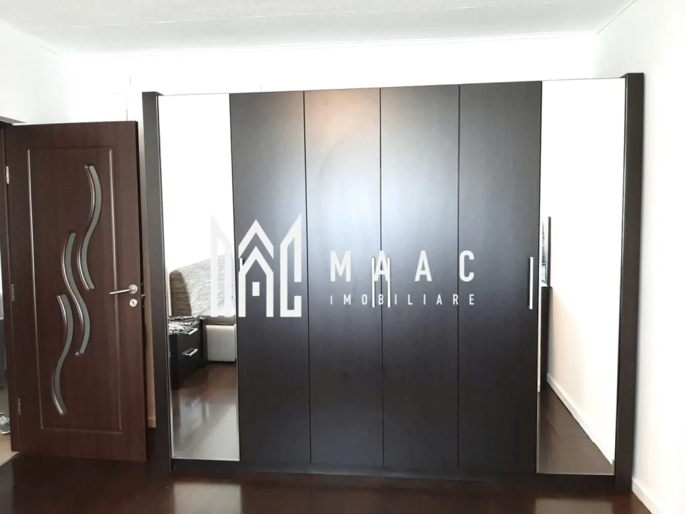 Apartament 2 camere | Balcon | Etaj intermediar | Vasile Aaron - Maac Imobiliare prezintă spre vânzare un apartament cu 2 camere decomandat, situat în cartierul Vasile Aaron, într-un imobil din structură de beton, termoizolat la exterior cu polistiren de 12 cm.

Locuința are o suprafață utilă de 50 mp, la care se adaugă balconul închis, și este compartimentată astfel:
 • 2 camere luminoase și spațioase,
 • bucătărie separată,
 • baie modernizată cu cabină de duș,
 • hol generos cu spațiu de depozitare,
 • debara practică.

Apartamentul se vinde complet mobilat și utilat, fiind gata de mutare imediată. Dotările includ:
 • centrală termică proprie pe gaz,
 • parchet laminat, gresie și faianță,
 • ușă metalică la intrare,
 • tâmplărie PVC cu geam termopan. 

Zona Vasile Aaron este una dintre cele mai căutate din Sibiu, oferind acces facil la minimarketuri, școli, grădinițe, farmacii, bănci și mijloace de transport în comun. Parcarea este disponibilă oricând lângă bloc.

Pentru mai multe informatii specificati ca ati vazut anuntul cu ID: CP2732904